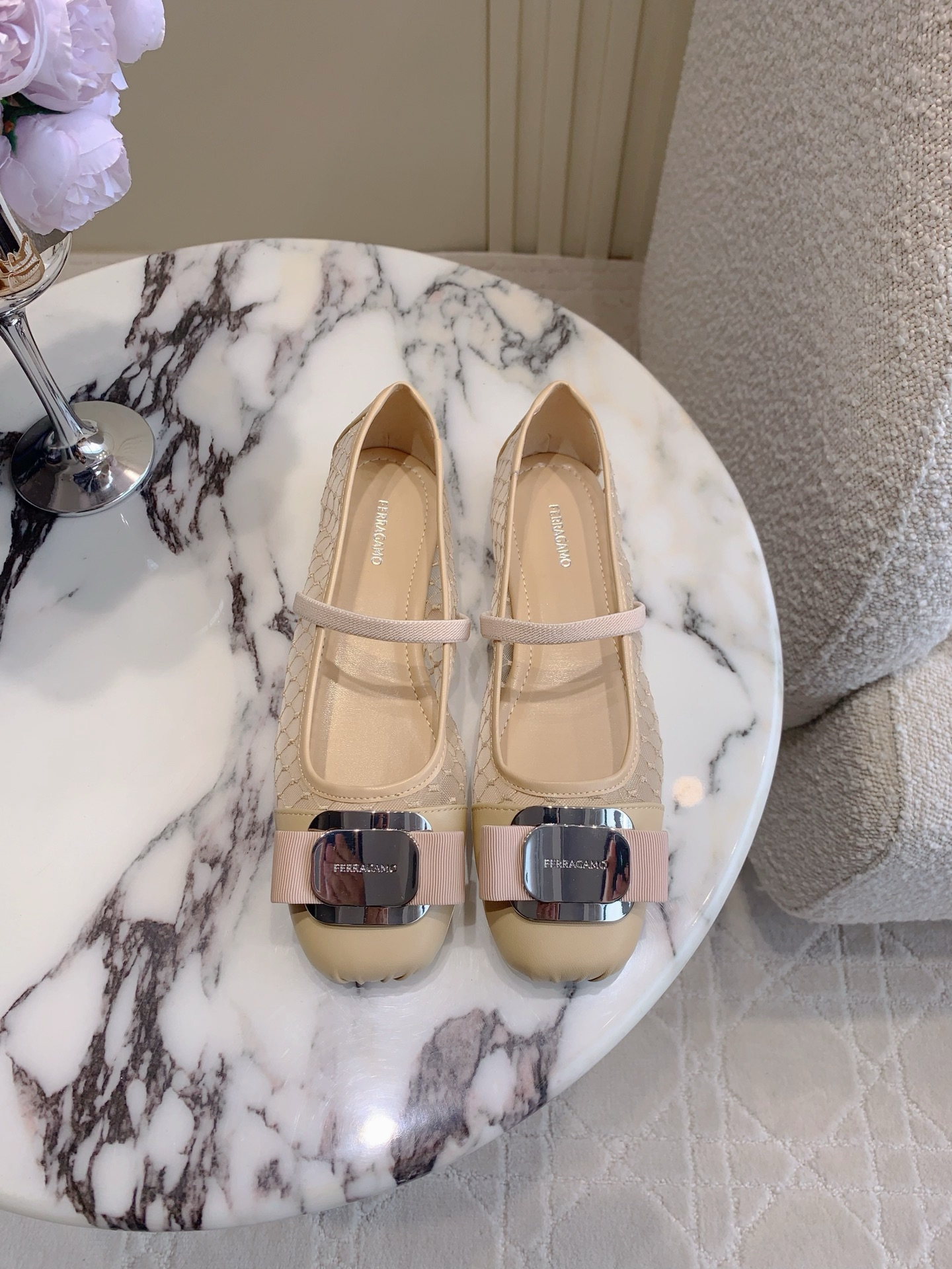 NO:409299,Ferragam's newest mesh ballet shoes are very exquisite in design. Every detail is full of artistic sense. Soft cloud foot feeling. Appearance and comfort coexist. Upper mesh patchwork sheepskin ZP mold opening hardware buckle. Foot pad sheepskin original mold opening anti-slip sole. Size 35-39 (34 40 customized), single shoes, ferragamo, sheepskin19860909Ferragam*新款网纱芭蕾舞鞋 设计非常精致 每一个细节都充满了艺术感 软软的云朵脚感 颜值与舒适并存  鞋面网布拼接羊皮 ZP开模五金扣 垫脚羊皮 原版开模防滑大底 尺码35-39（34 40定做）,单鞋,ferragamo,sheepskin,Women's Shoes