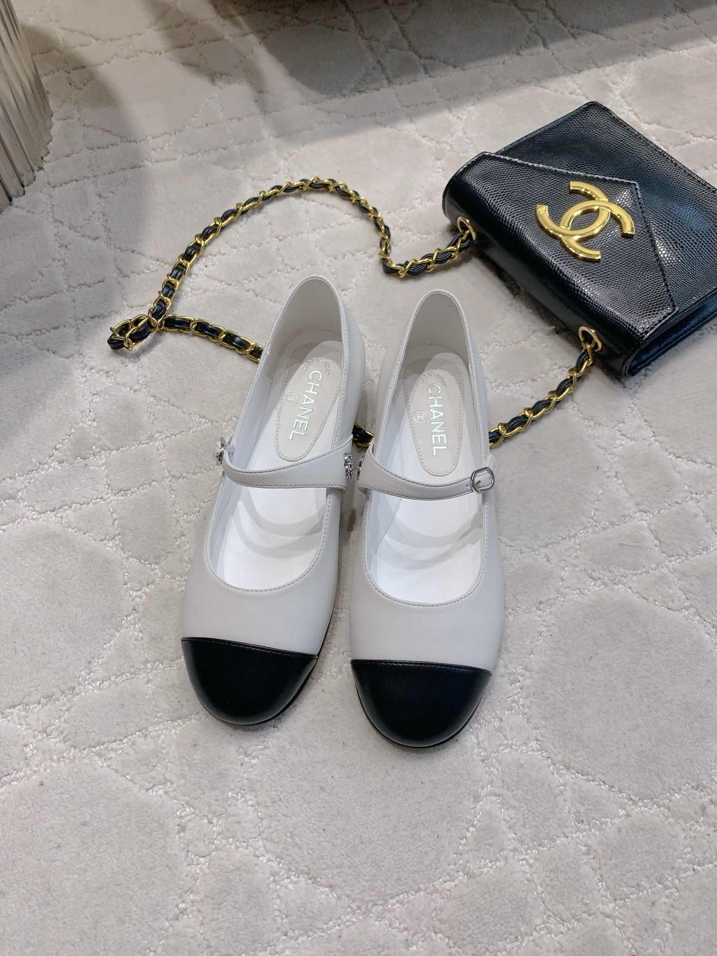 NO:409740,CHANE's newest flat-soled Mary Jane shoes, super beautiful and fairy on the feet, Xiangjia high-end feels always convinced by capital. It looks simple style but it is inexplicably high-end on the feet. Absolute girlish feeling. Comfortable and easy to wear. Super soft lambskin upper. Inner footbed sheepskin Italian leather sole. Size 35-39 (customized on 40 41), Mary Jane, chanel, chanel, mary jane, sheepskin, Leather soles19860909CHANE*新款平底玛丽珍鞋 上脚超美超仙 香家高级感这块总让人大写的服气 看起来简单的款式 但上脚就莫名很高级 绝对的少女感 舒适好穿 鞋面超软小羊皮 内里垫脚羊皮 意大利真皮大底 尺码35-39（40 41定做）,玛丽珍,chanel,chanel,mary jane,sheepskin,Leather soles,Women's Shoes