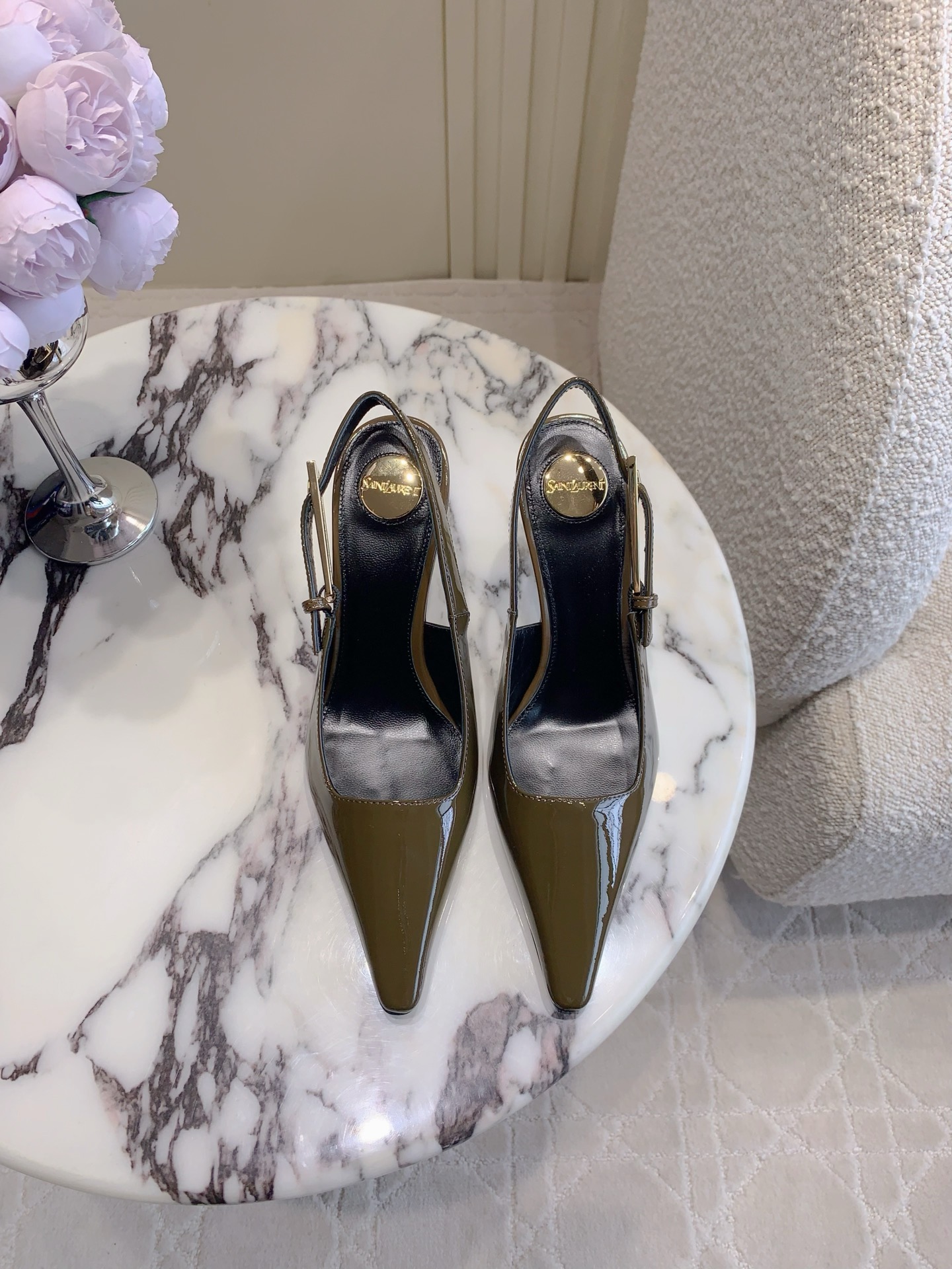 NO:409366,Top version SAINT LAUREN* YSL Yang Shulin's new small gold bar pointed toe high heels, the beautiful beauty of the young lady's high heels, elegant and charming and sexy, full of feminine, calfskin, inner footbed sheepskin, Italian leather outsole, heel height 7.5cm, size 35-39 (customized for 40), high heels, saint laurent, saint laurent, sandals, high heels, cowhide, sheepskin, Leather soles19860909顶级版本 SAINT LAUREN* YSL 杨树林新款小金条尖头后空高跟鞋 小姐姐的美丽尤物高跟鞋 优雅迷人性感 女人味十足 鞋面小牛皮 内里垫脚羊皮 意大利真皮大底 跟高7.5cm 尺码35-39（40定做）,高跟鞋凉鞋,saint laurent,saint laurent,sandals,high heels,cowhide,sheepskin,Leather soles,Women's Shoes