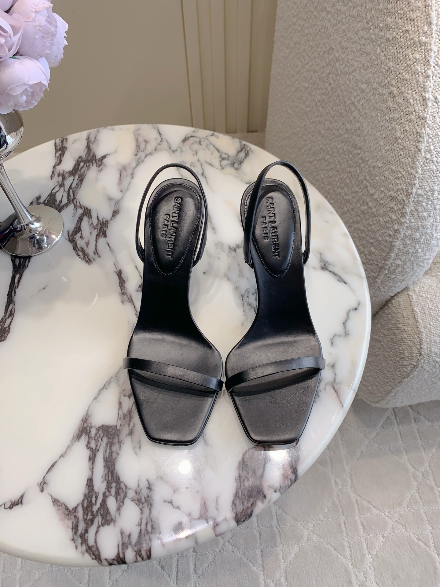 NO:409301,SAINT LAUREN* YSL Yang Shulin's new letter heels high heels sandals, the beautiful beauty of the young lady's high heels, elegant and charming and sexy, full of feminine, calfskin, inner footbed sheepskin, original open-mold letter heels, Italian genuine leather outsole, heel height 8.5cm, size 35-39 (customized for 40), high heels sandals, saint laurent, saint laurent, sandals, high heels, cowhide, sheepskin, Leather soles19860909SAINT LAUREN* YSL 杨树林新款字母跟高跟凉鞋 小姐姐的美丽尤物高跟鞋 优雅迷人性感 女人味十足 鞋面小牛皮 内里垫脚羊皮 原版开模字母鞋跟 意大利真皮大底 跟高8.5cm 尺码35-39（40定做）,高跟鞋凉鞋,saint laurent,saint laurent,sandals,high heels,cowhide,sheepskin,Leather soles,Women's Shoes