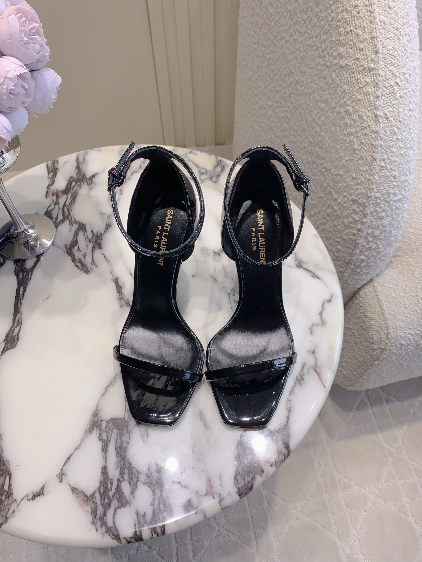 NO:409303,SAINT LAUREN* YSL Yang Shulin's new letter heels high heels sandals, the beautiful beauty of the young lady's high heels, elegant and charming and sexy, full of feminine, calfskin, inner foot padded sheepskin, original open-model letter heels, Italian leather outsole, heel height, beige 8.5cm / black 10cm, size 35-39 (40 custom made), high heels sandals, saint laurent, saint laurent, sandals, high heels, cowhide, sheepskin, Leather soles19860909SAINT LAUREN* YSL 杨树林新款字母跟高跟凉鞋 小姐姐的美丽尤物高跟鞋 优雅迷人性感 女人味十足 鞋面小牛皮 内里垫脚羊皮 原版开模字母鞋跟 意大利真皮大底 跟高 米白8.5cm /黑色10cm 尺码35-39（40定做）,高跟鞋凉鞋,saint laurent,saint laurent,sandals,high heels,cowhide,sheepskin,Leather soles,Women's Shoes