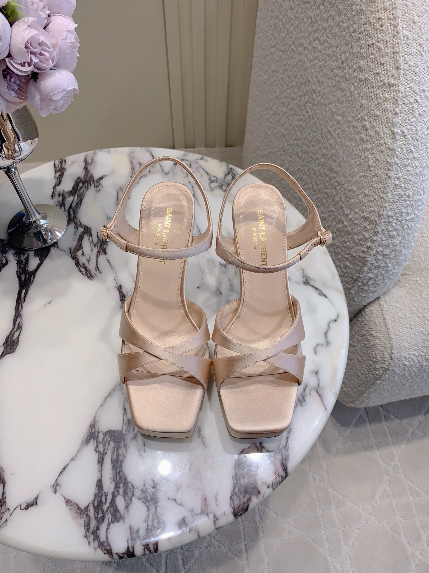 NO:409289,SAINT LAUREN* YSL Yang Shulin Shuitai Hentian High Heels Sandals The beautiful beauty of the young lady's high heels elegant and charming and sexy, full of feminine Upper sheepskin/silk Inner footbed sheepskin Italian leather outsole Heel height 11cm (3.5cm water table) Size 35-39 (custom made of 40), high heels sandals, saint laurent, saint laurent, sandals, high heels, sheepskin, real silk, Leather soles19860909SAINT LAUREN* YSL 杨树林水台恨天高高跟凉鞋 小姐姐的美丽尤物高跟鞋 优雅迷人性感 女人味十足 鞋面羊皮/真丝 内里垫脚羊皮 意大利真皮大底 跟高11cm（水台3.5cm） 尺码35-39（40定做）,高跟鞋凉鞋,saint laurent,saint laurent,sandals,high heels,sheepskin,real silk,Leather soles,Women's Shoes