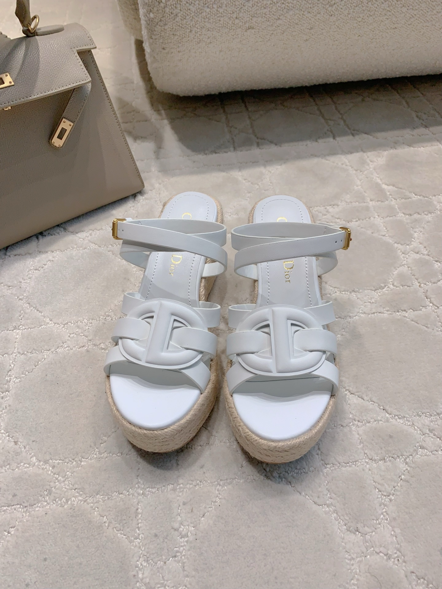 NO:409383,Dio* new wedge high heel sandals, simple and atmospheric, showing a minimalist and high-end feel, super comfortable and versatile classic style, instantly turning into long legs, calfskin upper, inner foot pad sheepskin original mold open sole, heel height 8.5cm, size 35-39 (40 41 custom made), sandals, dior, sandals, cowhide, sheepskin19860909Dio*新款坡跟高跟凉鞋 简约大气 尽显极简高级感 脚感超级舒适 百搭经典款 上脚秒变大长腿  鞋面小牛皮 内里垫脚羊皮 原版开模大底 跟高8.5cm 尺码35-39（40 41定做）,凉鞋,dior,sandals,cowhide,sheepskin,Women's Shoes