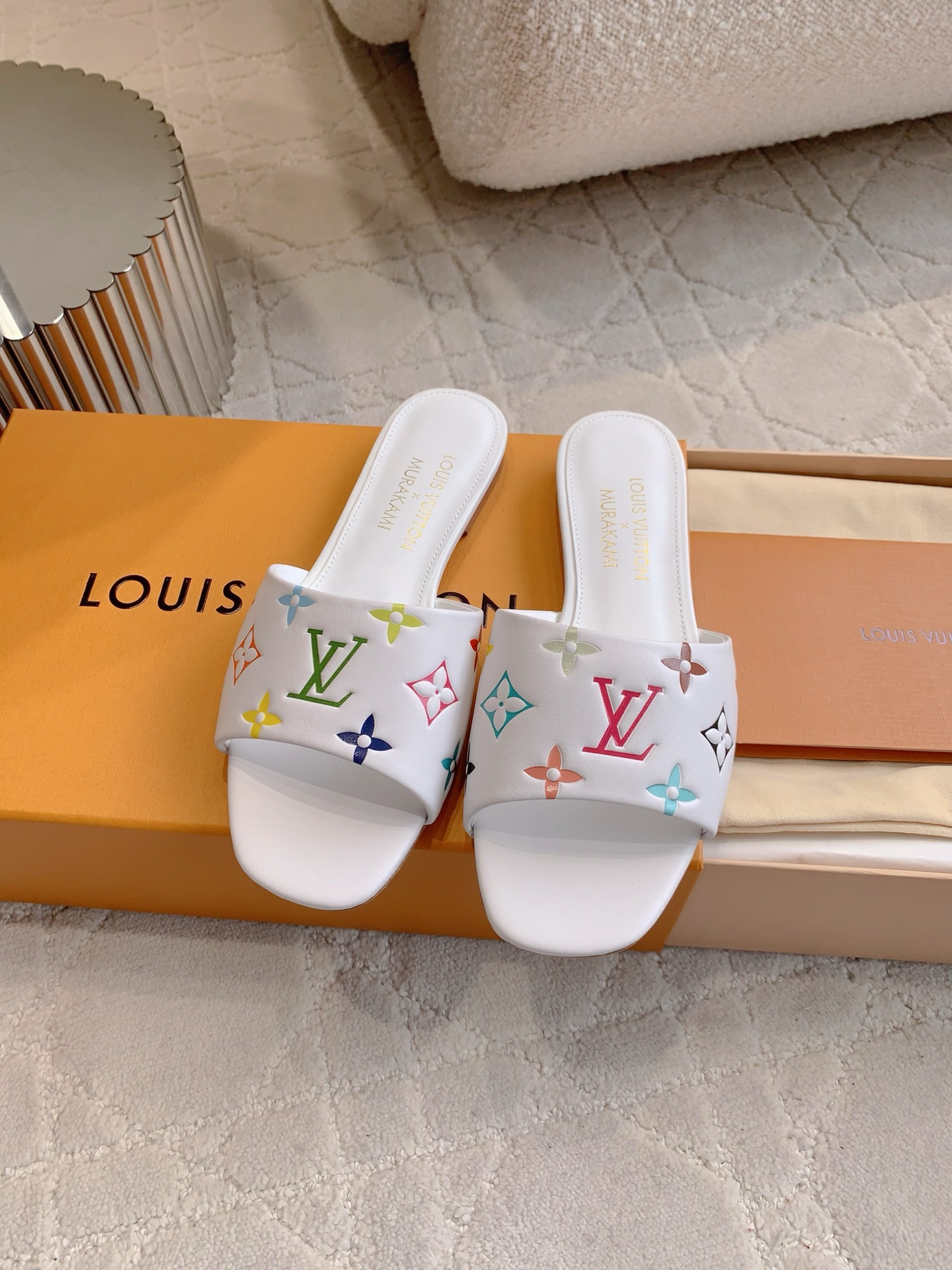 NO:408977,Louis Vuitt* Murakami Takashi's co-branded white three-color flat sandals Small noble and sexy ~ Full of little feminine ~ Super exquisite and beautiful Daily commuting date ~ One-step stomp ~ Go out casually ~ Look good whatever you want ~ The upper cowhide inner foot pad sheepskin Italian leather outsole Size 35-39 (custom made on 40 41), slippers, louis vuitton, sandals, slippers, cowhide, sheepskin, Leather soles19860909Louis Vuitt* 村上隆联名款白三彩 平底凉鞋 小贵气又小性感～满满小女人味～超级精致美丽 日常通勤小约会～一脚蹬_随性出门～随便怎么搭都好好看 鞋面牛皮 内里垫脚羊皮 意大利真皮大底 尺码35-39（40 41定做）,拖鞋,louis vuitton,sandals,slippers,cowhide,sheepskin,Leather soles,Women's Shoes