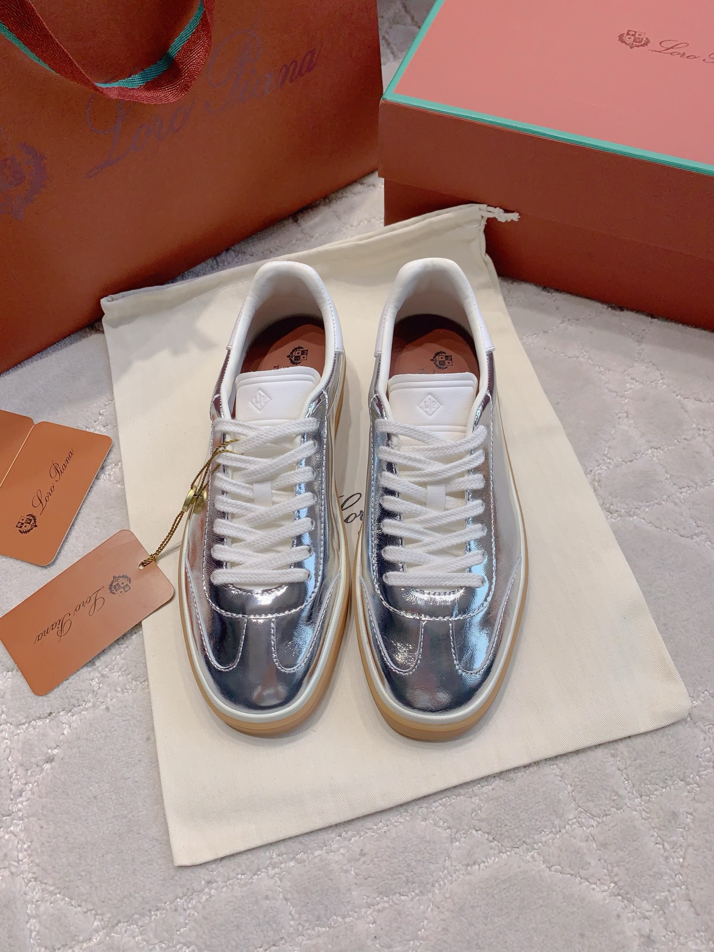 NO:409384,Loro Pian* LP new casual shoes, German training shoes, simple and fashionable, super comfortable foot feel, shoes that can take 20,000 steps a day, super versatile!  Original purchase and development Top quality!   Upper cowhide inner sheepskin cowhide foot pad sole high elastic cow tendon sole comfortable and wear-resistant women's size 35-39 (40 custom made) men's size 39-44 (45 46 custom made), casual shoes/sports shoes, loro piana, loro piana, sneakers, cowhide, sheepskin19860909Loro Pian* LP新款休闲鞋德训鞋 简约时尚 脚感超级舒适 一天可以暴走两万步的鞋子 超级百搭款！ 原版购入开发 顶级品质！  鞋面牛皮 内里羊皮 牛皮垫脚 鞋底高弹牛筋底 舒适耐磨 女码35-39（40定做）男码39-44（45 46定做）,休闲鞋/运动鞋,loro piana,loro piana,sneakers,cowhide,sheepskin,Women's Shoes