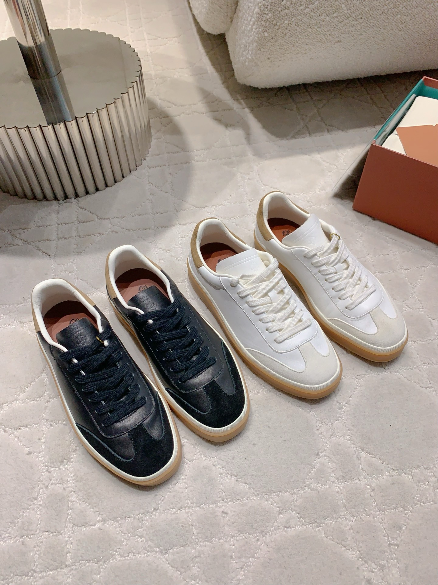 NO:409387,The same style as men and women, Loro Pian* LP new casual shoes, Gee training shoes, simple and fashionable, super comfortable foot feel, shoes that can take 20,000 steps a day, super versatile!  Original purchase and development Top quality!   Upper cowhide inner sheepskin cowhide foot pad sole high elastic cow tendon sole comfortable and wear-resistant women's size 35-39 (40 custom made) men's size 39-44 (45 46 custom made), casual shoes/sports shoes, loro piana, loro piana, sneakers, cowhide, sheepskin19860909男女同款 Loro Pian* LP新款休闲鞋德训鞋 简约时尚 脚感超级舒适 一天可以暴走两万步的鞋子 超级百搭款！ 原版购入开发 顶级品质！  鞋面牛皮 内里羊皮 牛皮垫脚 鞋底高弹牛筋底 舒适耐磨 女码35-39（40定做）男码39-44（45 46定做）,休闲鞋/运动鞋,loro piana,loro piana,sneakers,cowhide,sheepskin,Women's Shoes