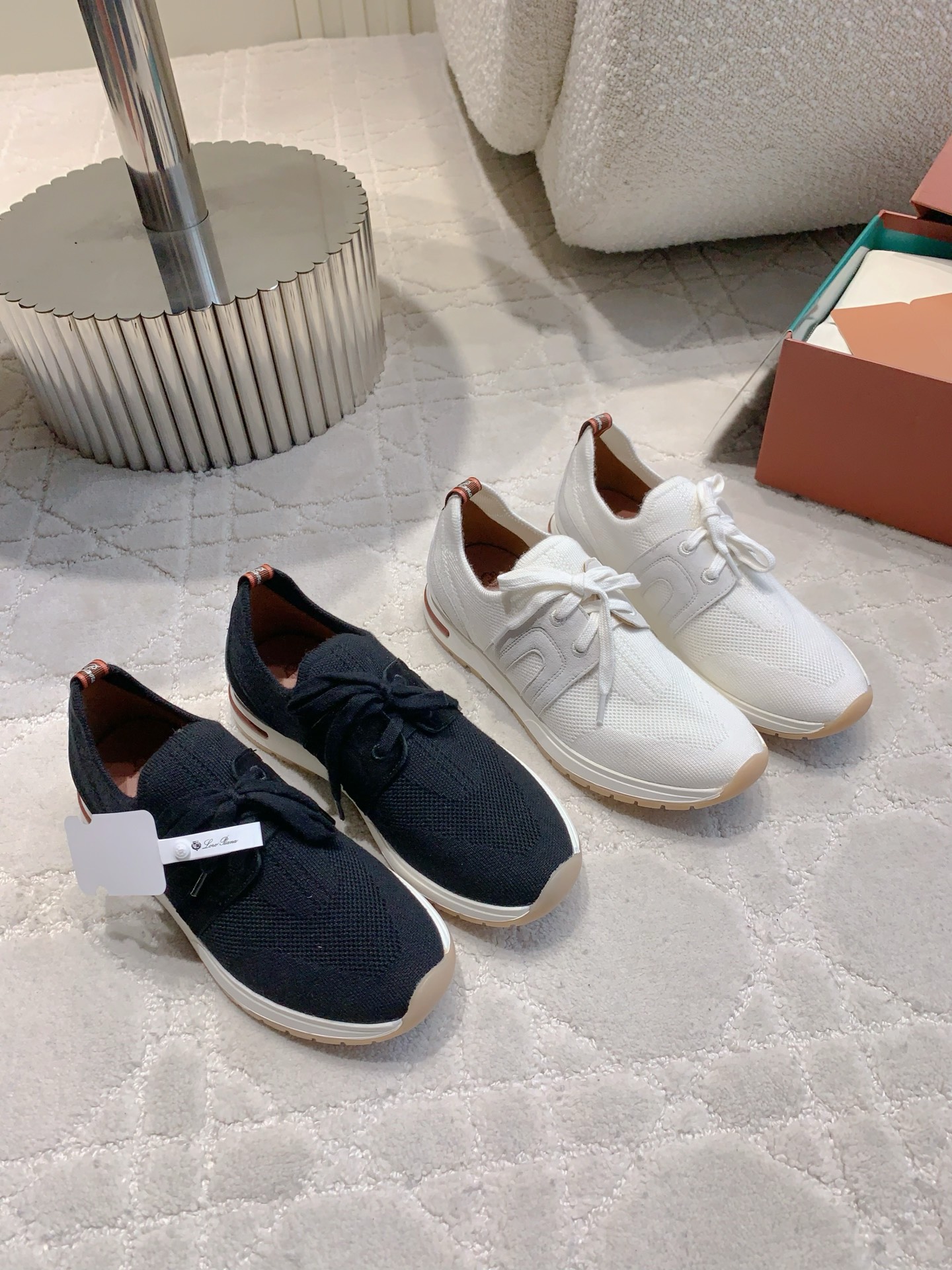 NO:409295,Couple style Loro Pian* LP new knitted sneakers, simple and fashionable, super comfortable foot feel, shoes that can take 20,000 steps a day, super versatile!  Original purchase and development Top quality!   Original knitted fabric of upper, cowhide foot pad, high elasticity, cow tendon sole, comfortable and wear-resistant, women's size 35-39 (40 custom made) men's size 39-44 (45 46 custom made), casual shoes/sports shoes, loro piana, loro piana, sneakers, cowhide19860909情侣款 Loro Pian* LP新款针织运动鞋 简约时尚 脚感超级舒适 一天可以暴走两万步的鞋子 超级百搭款！ 原版购入开发 顶级品质！  鞋面原版针织面料 牛皮垫脚 鞋底高弹牛筋底 舒适耐磨 女码35-39（40 定做）男码39-44（45 46定做）,休闲鞋/运动鞋,loro piana,loro piana,sneakers,cowhide,Women's Shoes