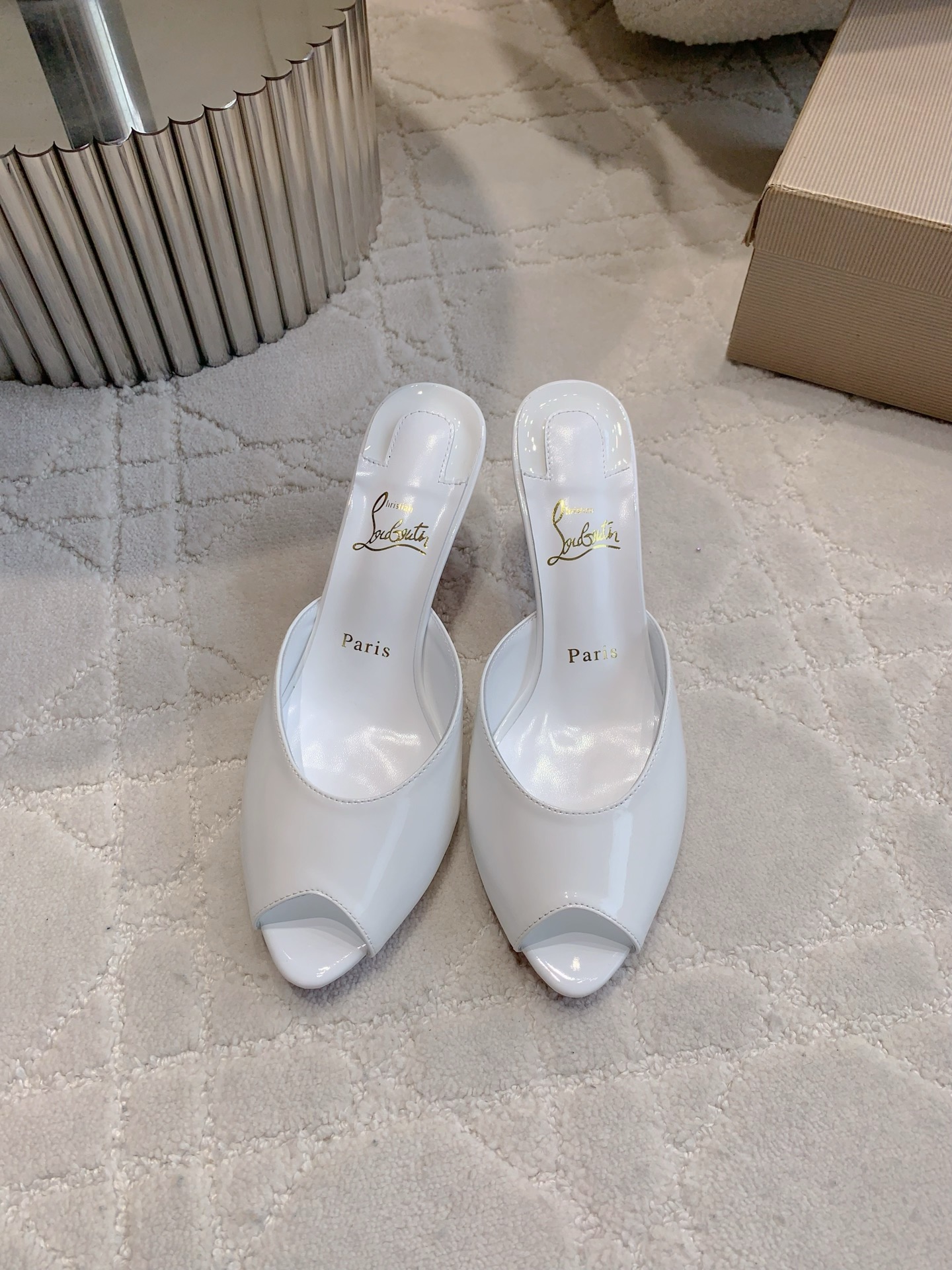 NO:409287,Christian Loubouti* New fish mouth high heel slippers Smooth curves outline the graceful style and show off their sexy style. A thousand-year classic model, upper sheepskin, inner footbed sheepskin, original imported AR1 top-grade leather outsole, heel height 7cm, size 35-39 (customized for 34.40.41.42.43), high heels slippers, high heels, slippers, sheepskin, Leather soles19860909Christian Loubouti* 新款鱼嘴高跟拖鞋 流畅的曲线勾勒曼妙风情 尽显性感风姿 万年经典款 鞋面羊皮 内里垫脚羊皮 原版进口AR1顶级真皮大底 跟高7cm 尺码35-39（34.40.41.42.43定做）,高跟鞋拖鞋,high heels,slippers,sheepskin,Leather soles,Women's Shoes