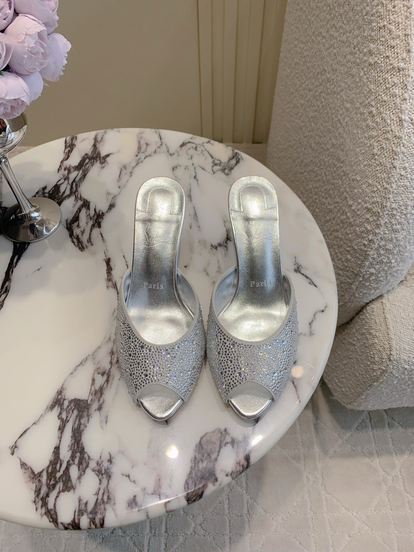 NO:409300,Christian Loubouti* New fish mouth high heel slippers Smooth curves outline the graceful style and show the sexy style. A thousand-year classic model. Upper Yangjing rhinestones, inner footbed sheepskin. Original imported AR1 top-grade leather outsole. Heel height 7cm. Size 35-39 (customized for 34.40.41.42.43), high heels, slippers, sheepskin, sheep, Leather soles19860909Christian Loubouti* 新款鱼嘴高跟拖鞋 流畅的曲线勾勒曼妙风情 尽显性感风姿 万年经典款 鞋面羊京水钻 内里垫脚羊皮 原版进口AR1顶级真皮大底 跟高7cm 尺码35-39（34.40.41.42.43定做）,高跟鞋拖鞋,high heels,slippers,sheepskin,sheep,Leather soles,Women's Shoes