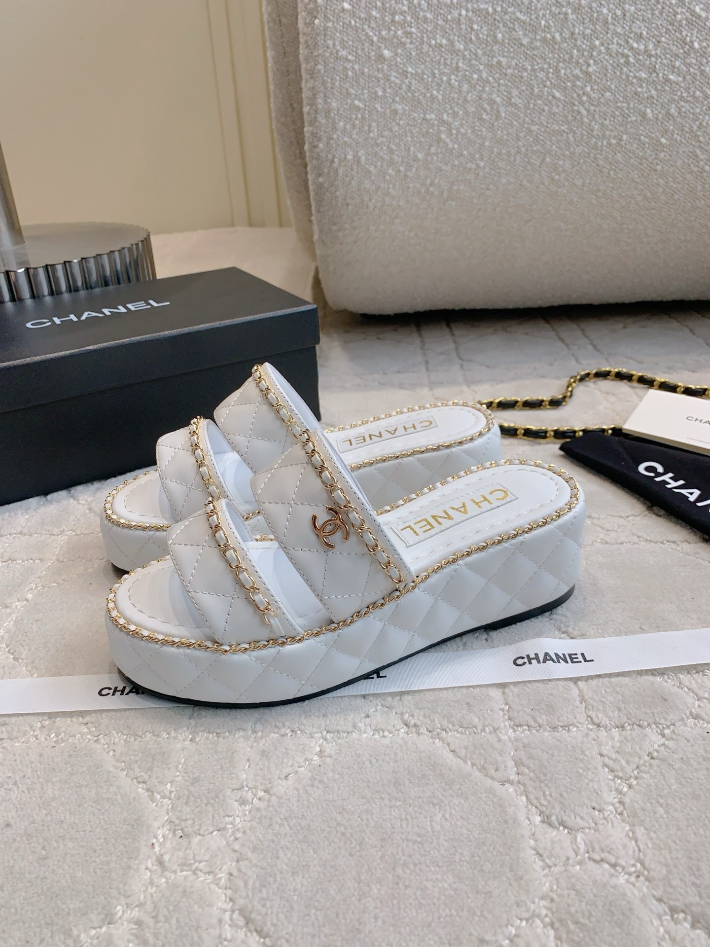 Chanel Nieuwe Ketting Sandalen met Dikke Zool en Ruitpatroon - Stijlvol en Comfortabel