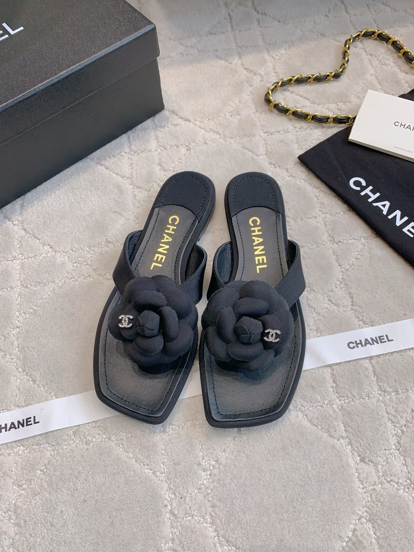 Chanel Sandalias de Dedo con Adorno de Camelia para Mujer
