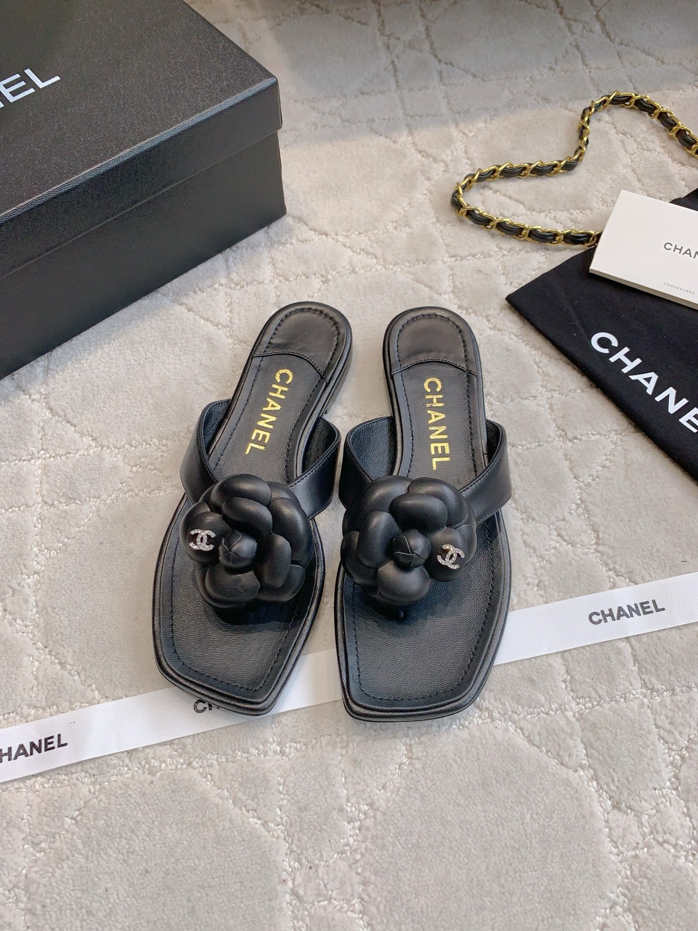Chanel Sandales Tongs Camélia en Cuir d'Agneau Noir, Élégance et Confort
