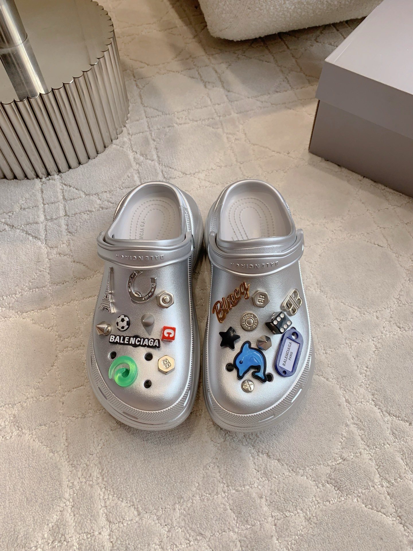 NO:411970,Top version Balenciag* thick-soled high-heeled hole shoes, same style for men and women, many trendy people show off, super stylish on the feet, comfortable to wear, 1.8 meters straight on, original purchase and development, all decorative original mold opening, super heavy industry IP foam material, women's size 35-39 (customized for 40) men's size 39-44, slippers, balenciaga, slippers19860909顶级版本 Balenciag*厚底高跟洞洞鞋 男女同款 超多潮人展示 上脚超有范儿 贼拉舒适 穿上直接一米八  原版购入开发 所有装饰原版开模 超级重工 IP发泡材质 女码35-39（40定做）男码39-44,拖鞋,balenciaga,slippers,Women's Shoes