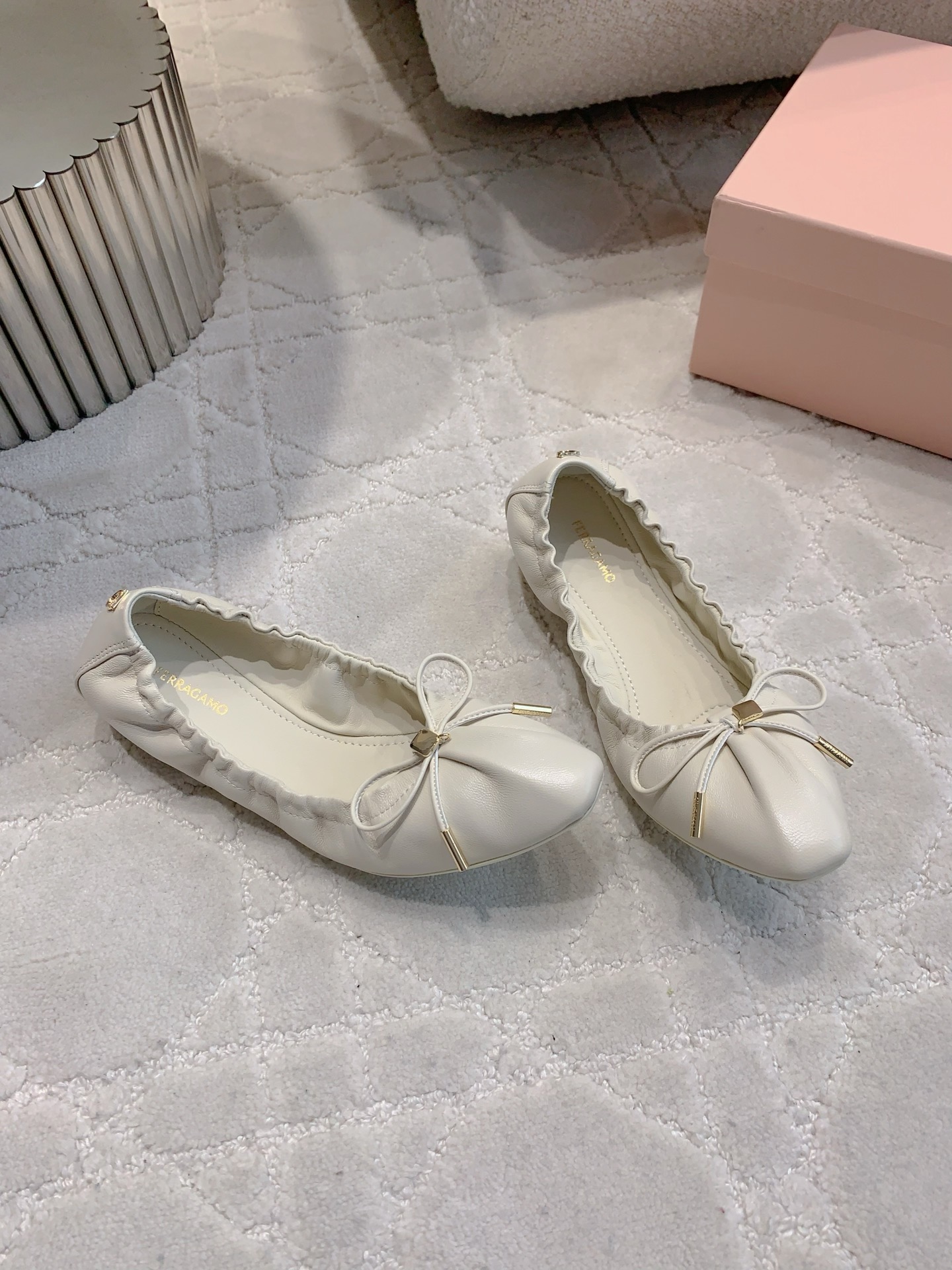 Sophisticated Ferragamo Flat Shoes with Artistic Details and Comfortable Design - 图片 3