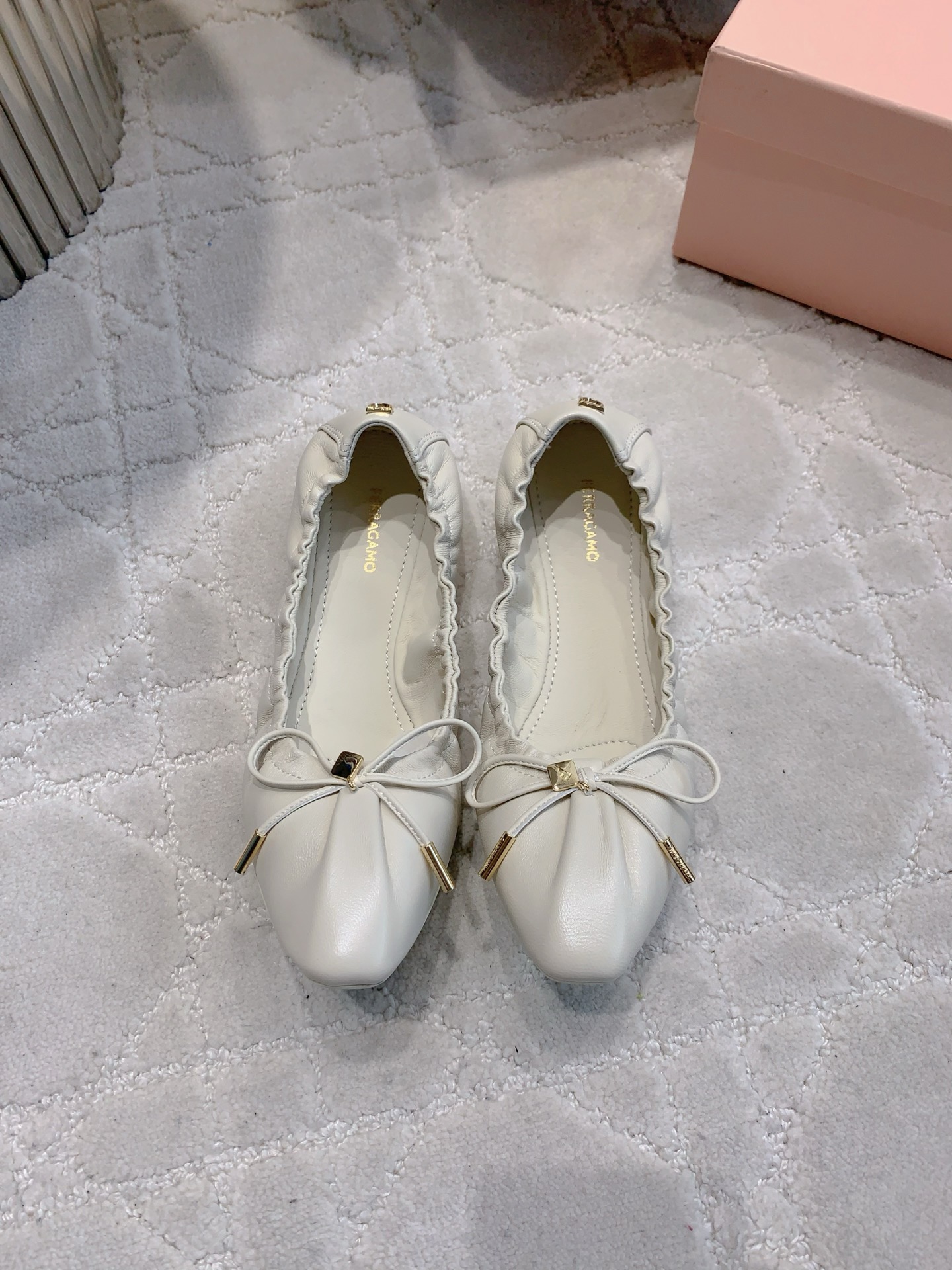 Sophisticated Ferragamo Flat Shoes with Artistic Details and Comfortable Design - 图片 1
