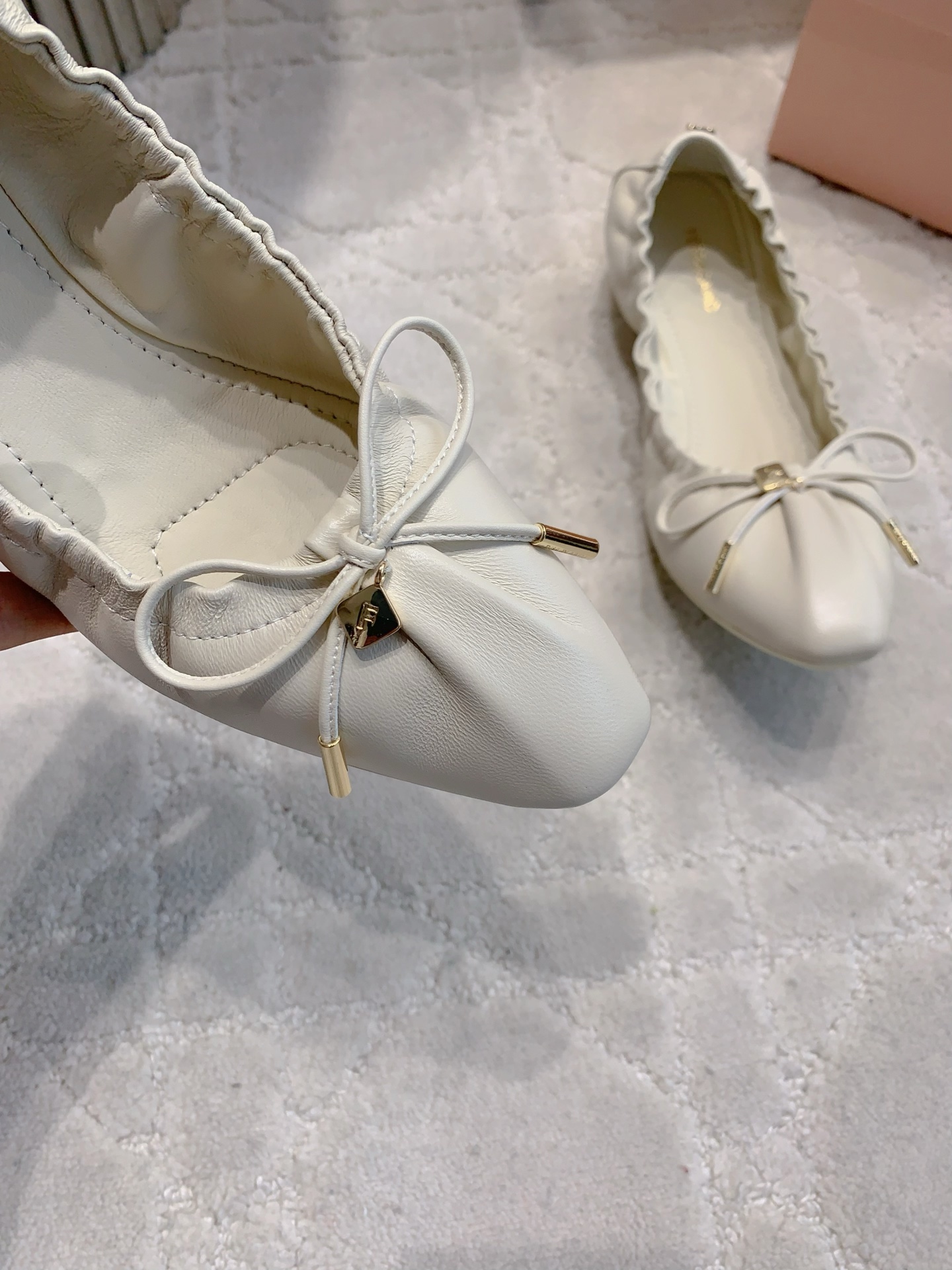 Sophisticated Ferragamo Flat Shoes with Artistic Details and Comfortable Design - 图片 6