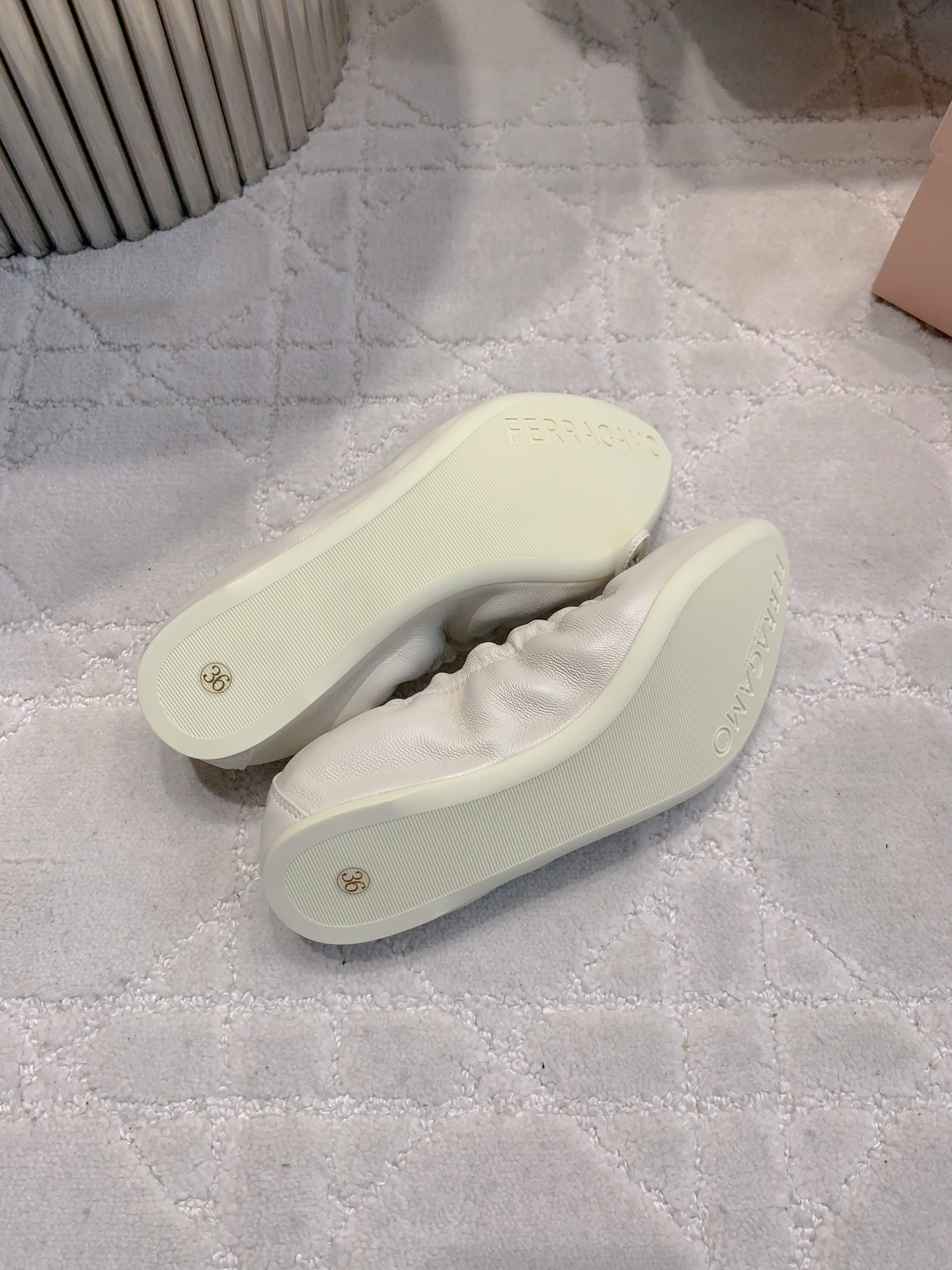 Sophisticated Ferragamo Flat Shoes with Artistic Details and Comfortable Design - 图片 5