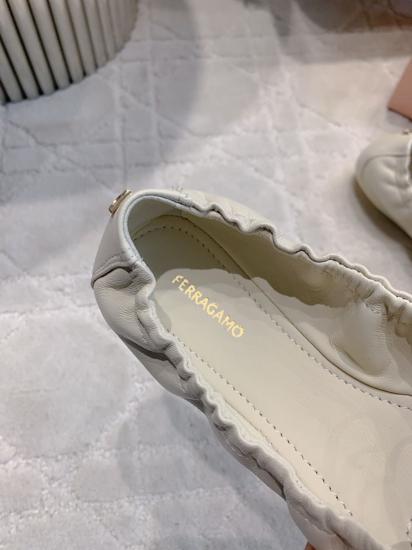 Sophisticated Ferragamo Flat Shoes with Artistic Details and Comfortable Design - 图片 7
