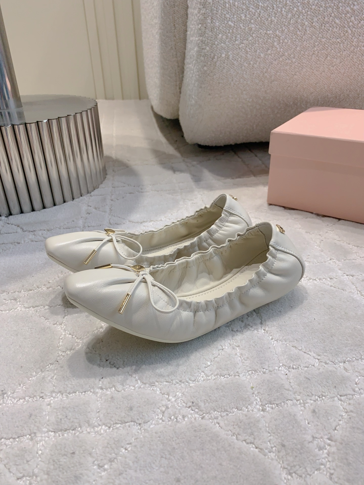 Sophisticated Ferragamo Flat Shoes with Artistic Details and Comfortable Design - 图片 2