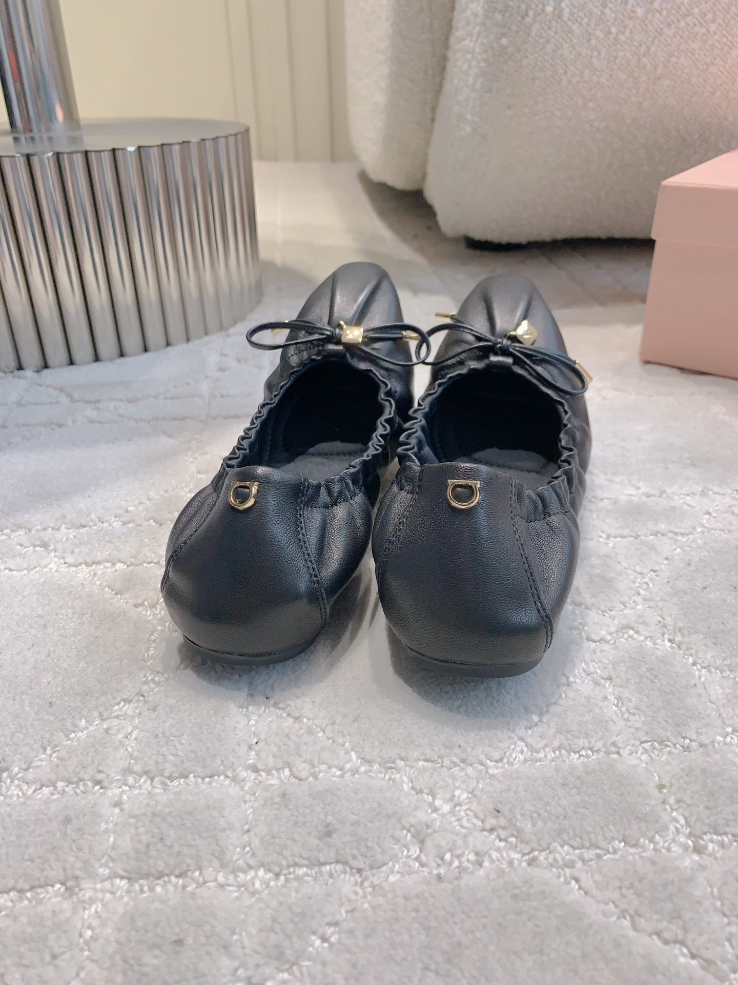 Sophisticated Ferragamo Flat Shoes: Artistic Design, Comfortable Fit, $675 Price Tag - 图片 4