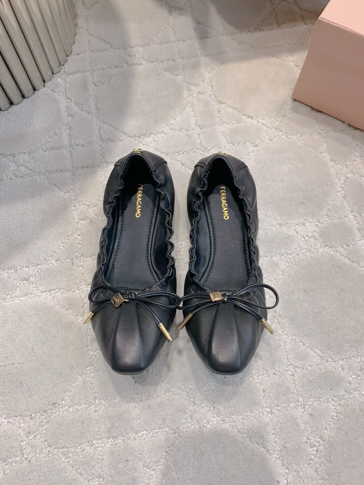 Sophisticated Ferragamo Flat Shoes: Artistic Design, Comfortable Fit, $675 Price Tag - 图片 1