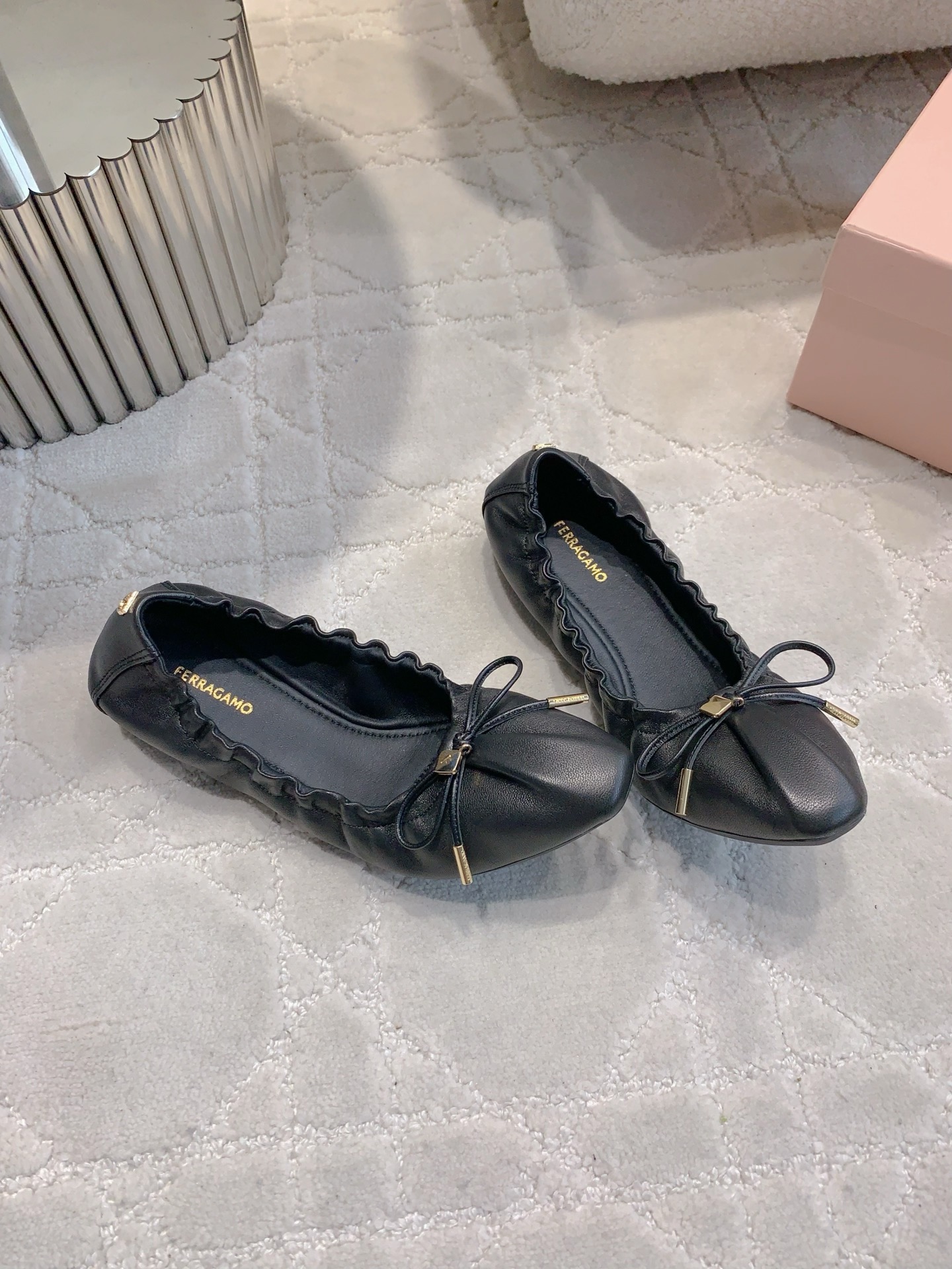 Sophisticated Ferragamo Flat Shoes: Artistic Design, Comfortable Fit, $675 Price Tag - 图片 3