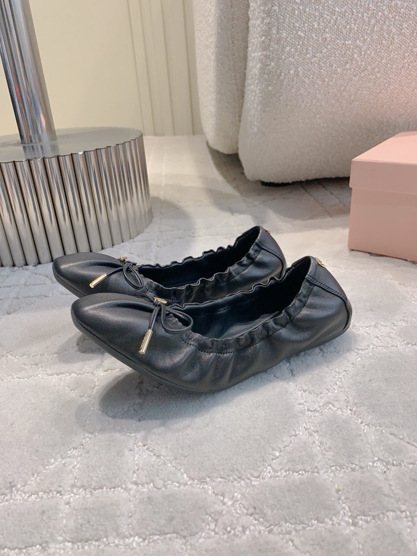 Sophisticated Ferragamo Flat Shoes: Artistic Design, Comfortable Fit, $675 Price Tag - 图片 2