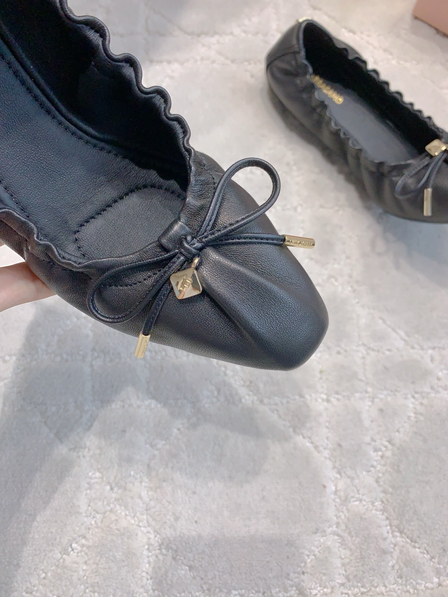 Sophisticated Ferragamo Flat Shoes: Artistic Design, Comfortable Fit, $675 Price Tag - 图片 6