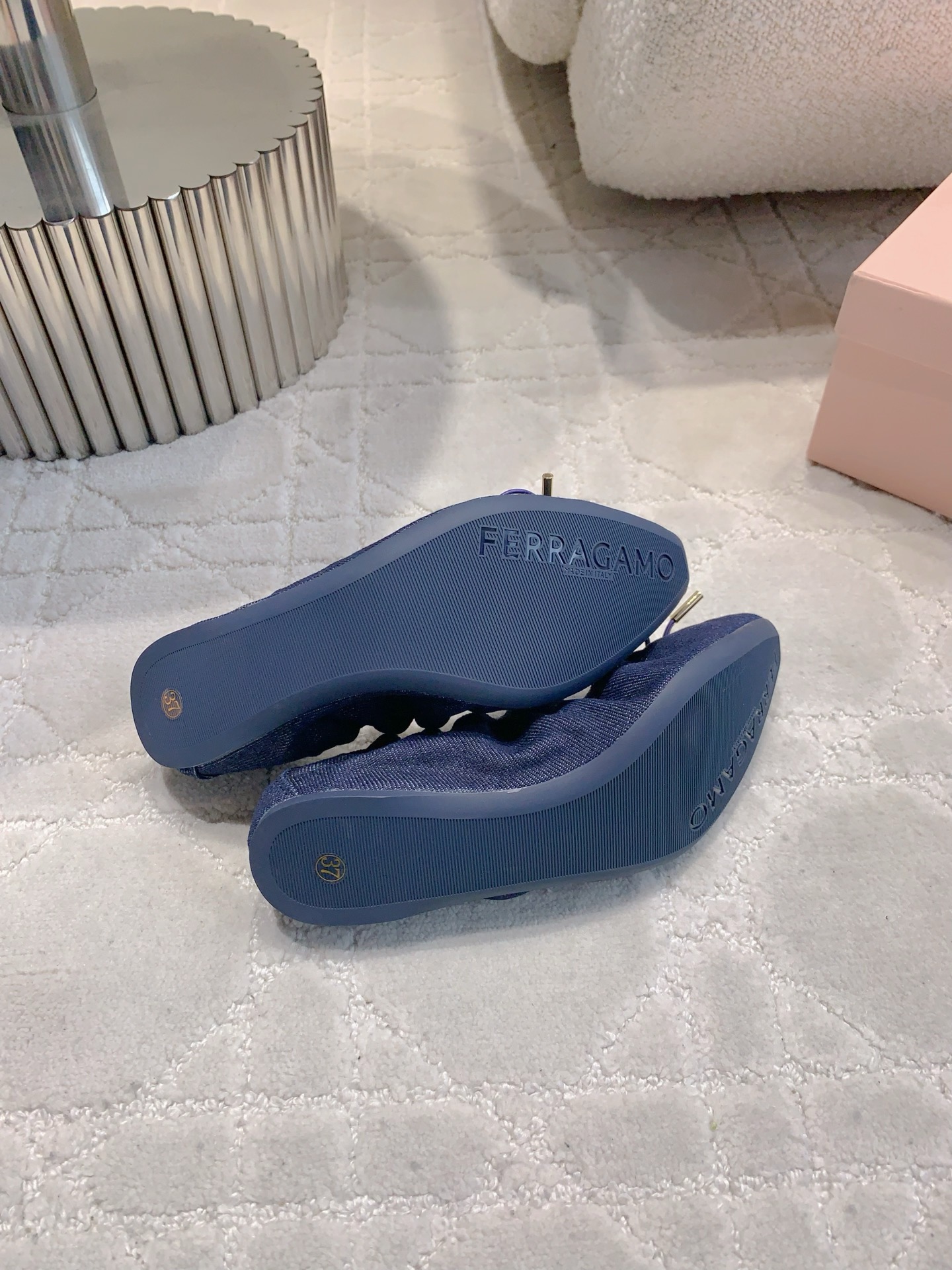 Sophisticated Ferragamo Flat Shoes with Artistic Details and Comfort, Priced at $675 - 图片 5