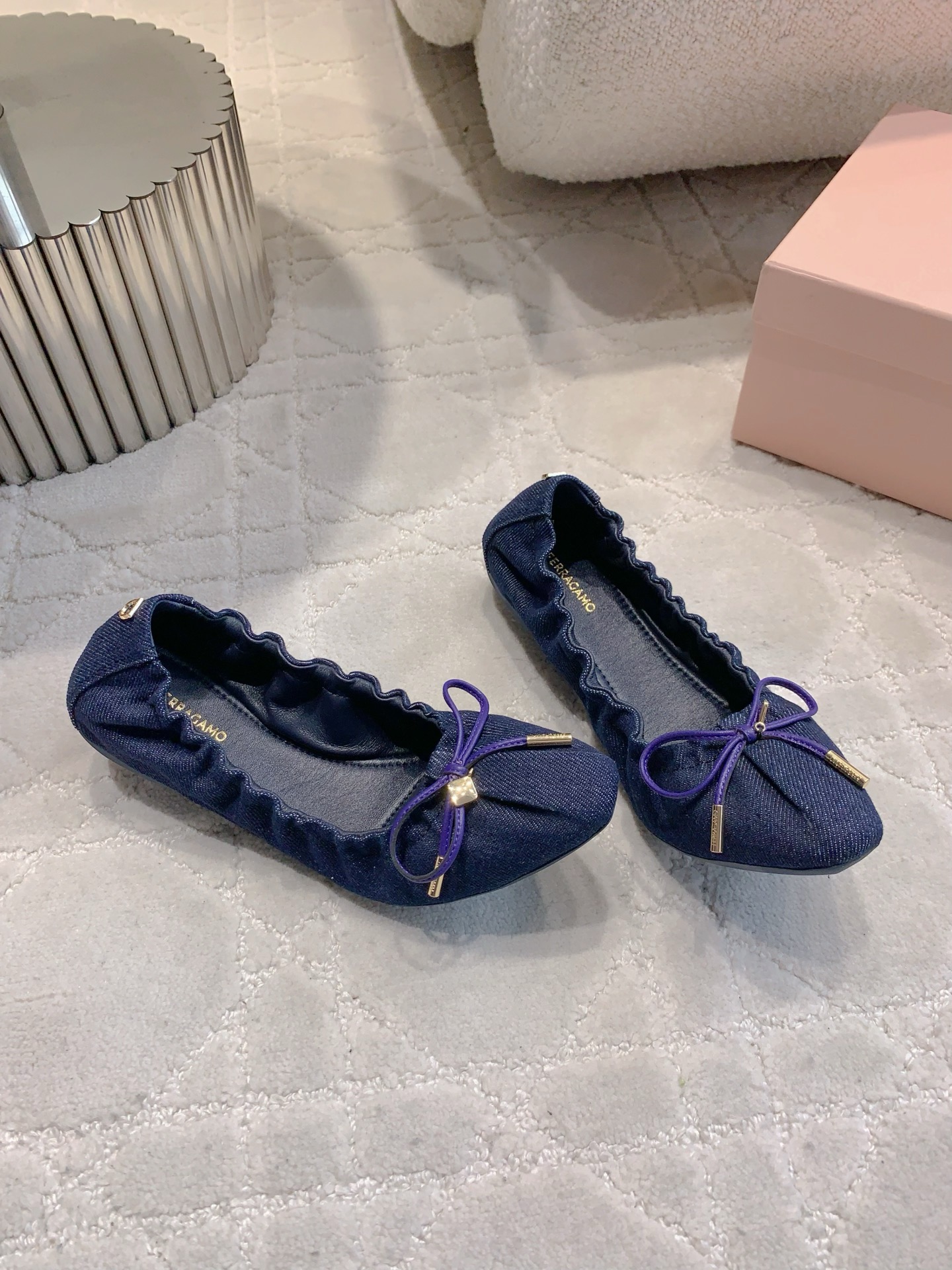 Sophisticated Ferragamo Flat Shoes with Artistic Details and Comfort, Priced at $675 - 图片 3