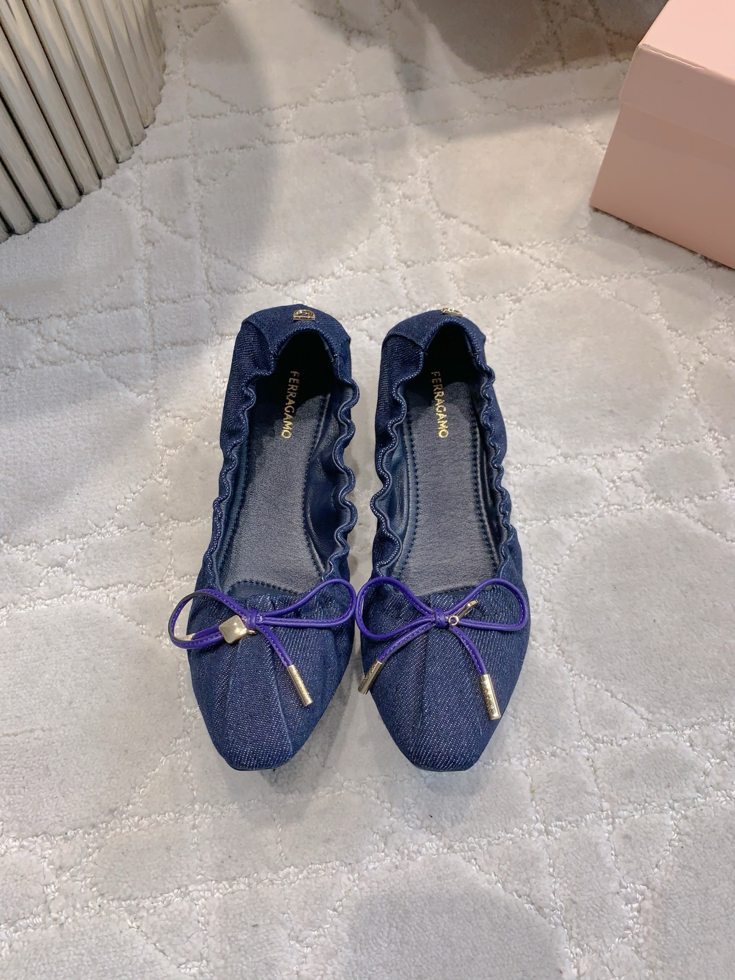 Sophisticated Ferragamo Flat Shoes with Artistic Details and Comfort, Priced at $675 - 图片 1