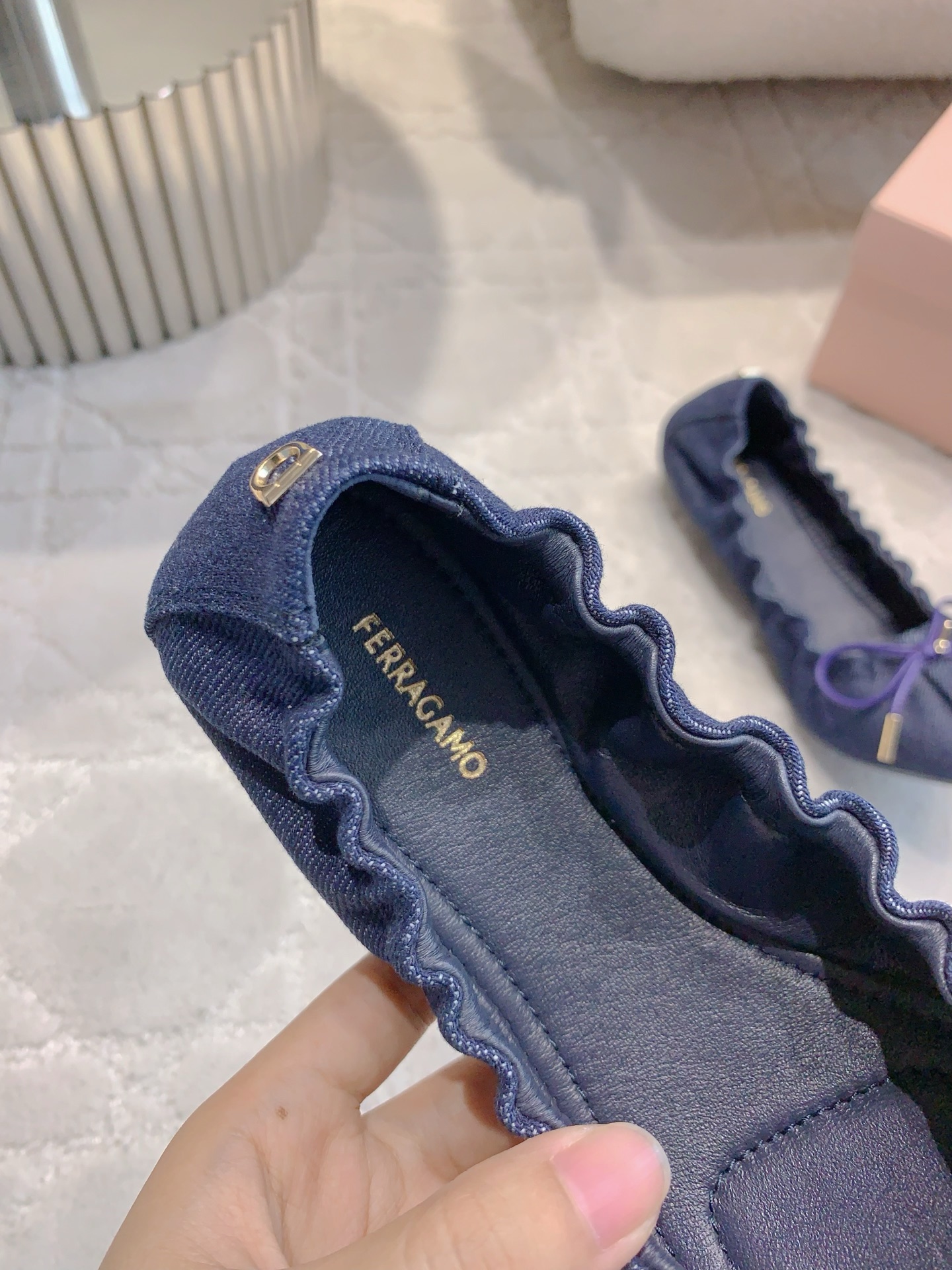 Sophisticated Ferragamo Flat Shoes with Artistic Details and Comfort, Priced at $675 - 图片 7