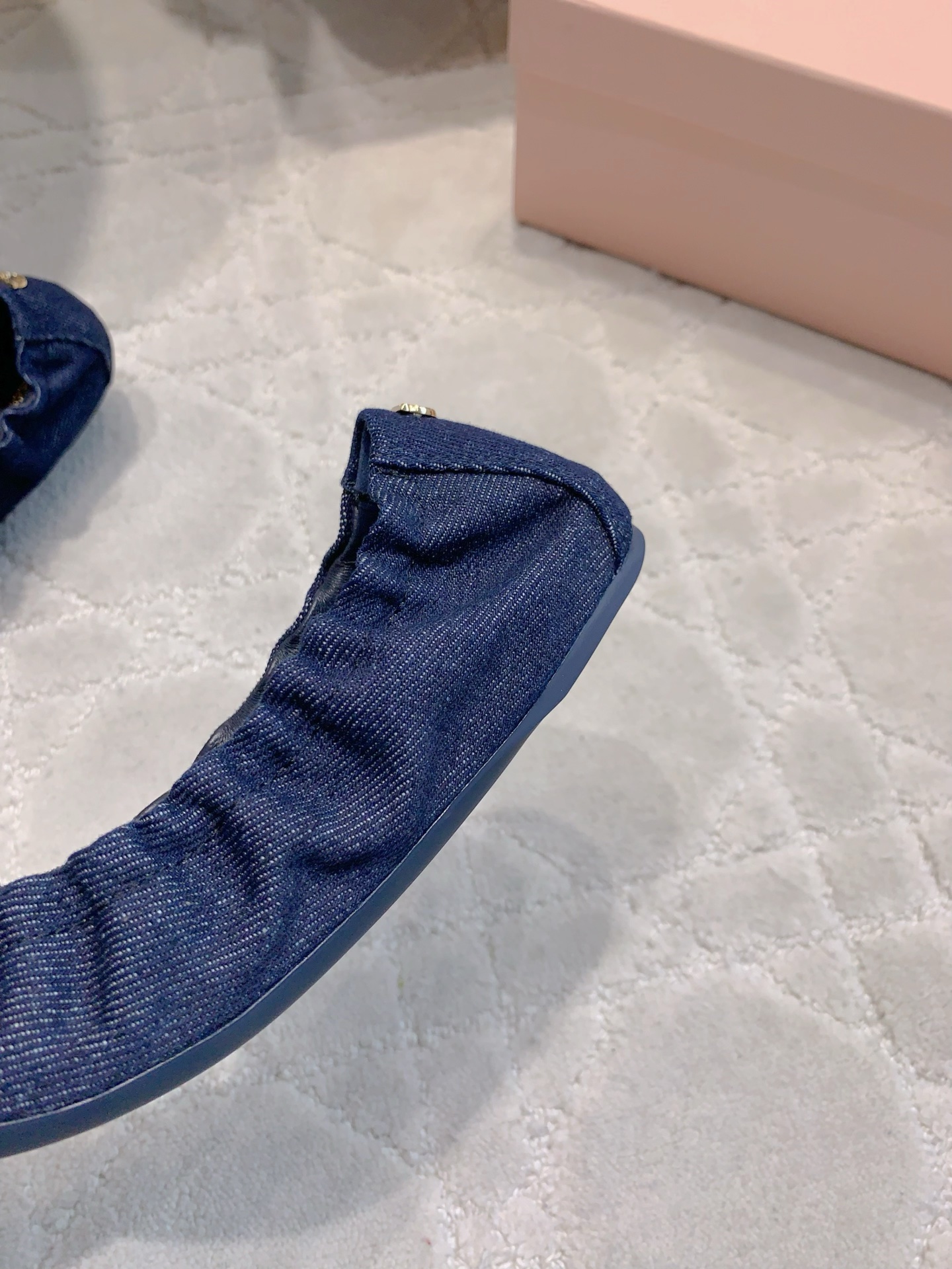 Sophisticated Ferragamo Flat Shoes with Artistic Details and Comfort, Priced at $675 - 图片 8