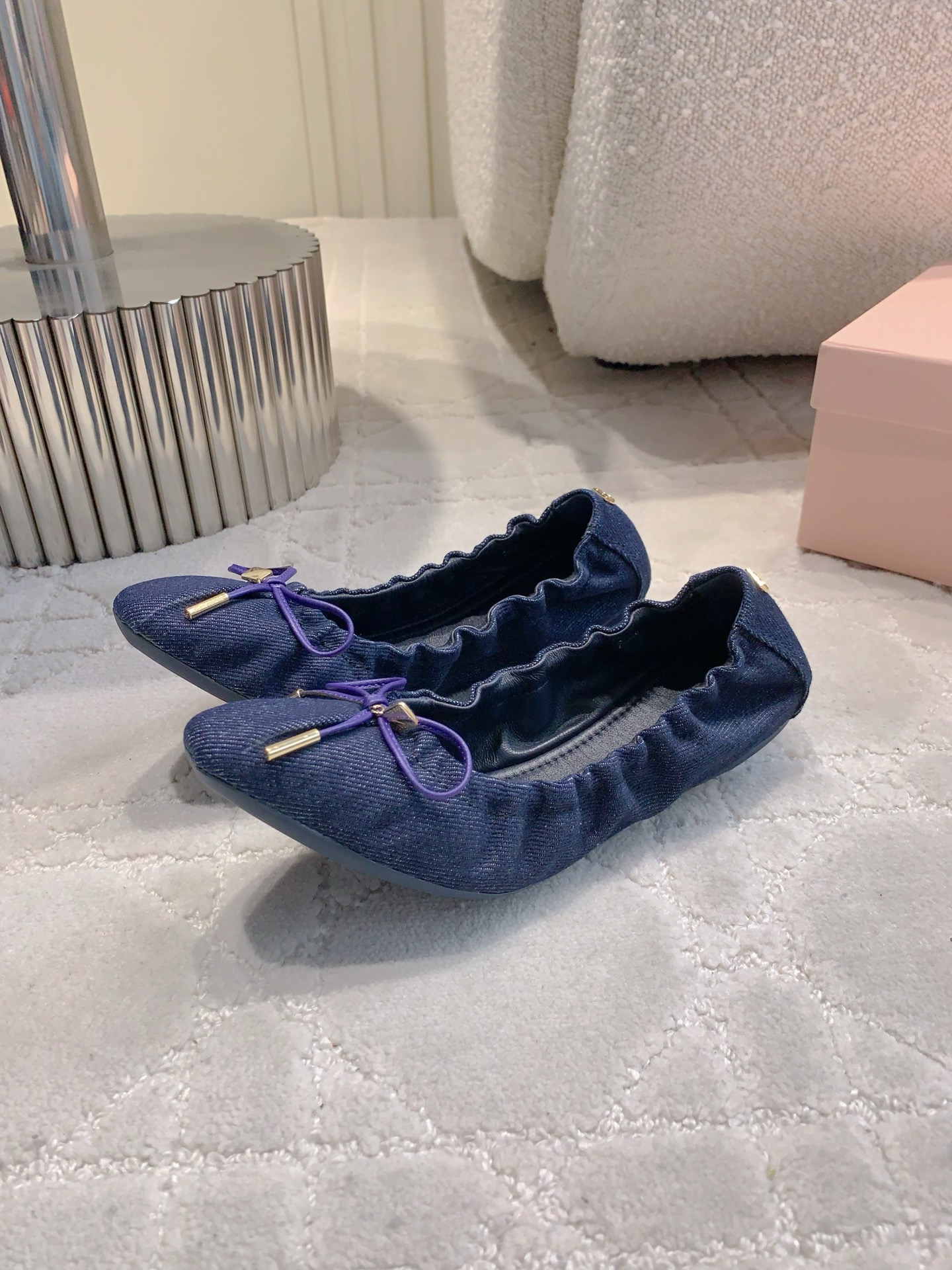 Sophisticated Ferragamo Flat Shoes with Artistic Details and Comfort, Priced at $675 - 图片 2