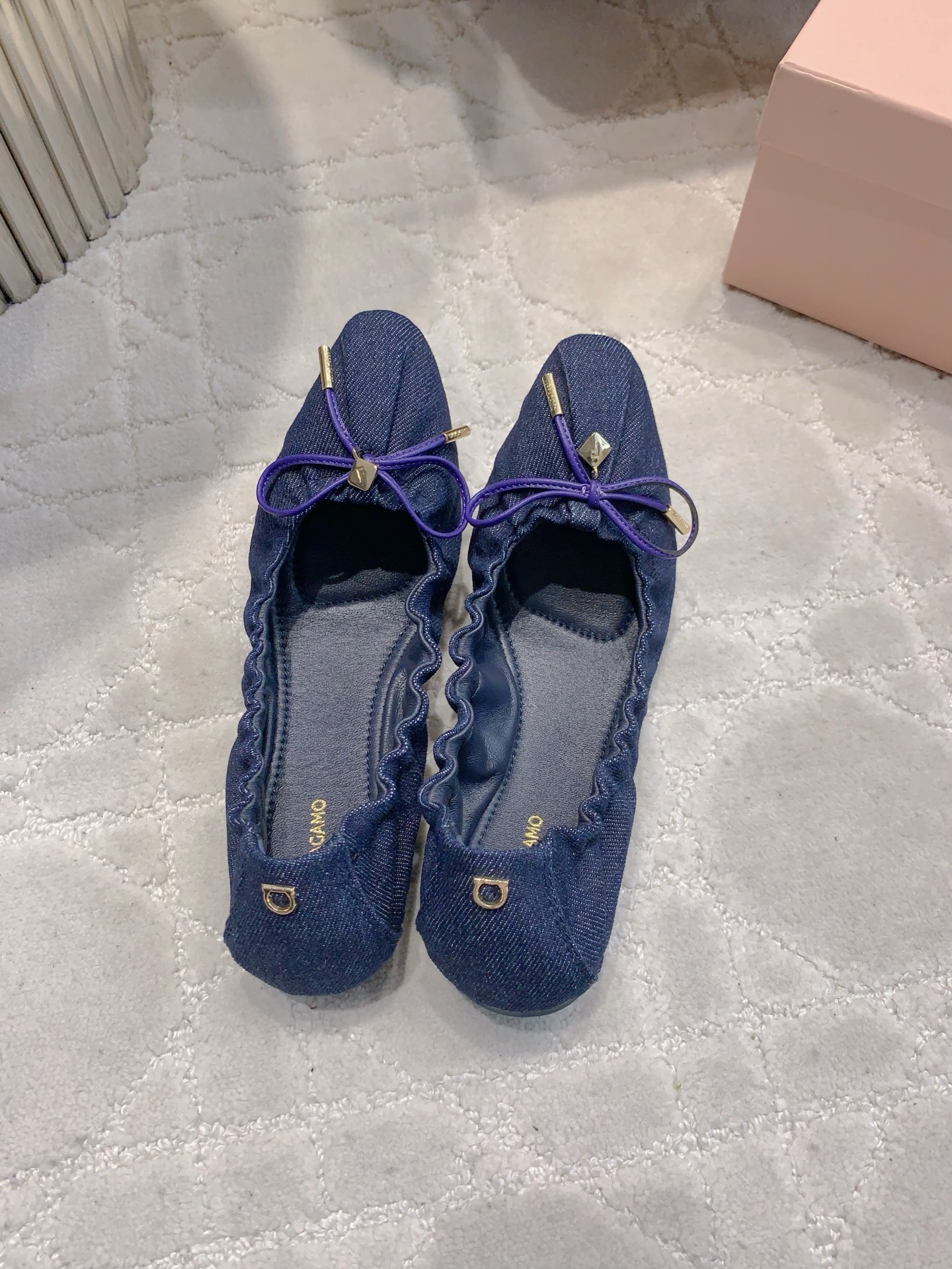 Sophisticated Ferragamo Flat Shoes with Artistic Details and Comfort, Priced at $675 - 图片 4