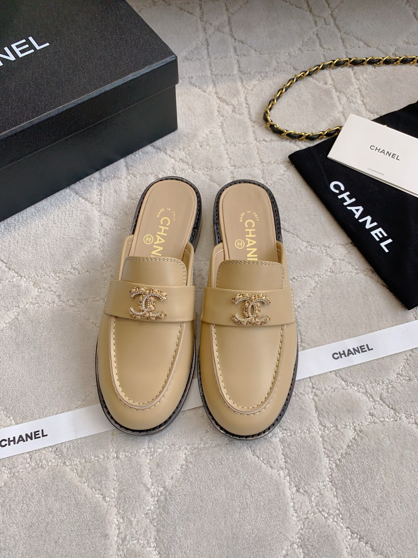 Chanel Leren Loafers met Ketting Detail - Tijdloze Elegante Dames Half-Slippers