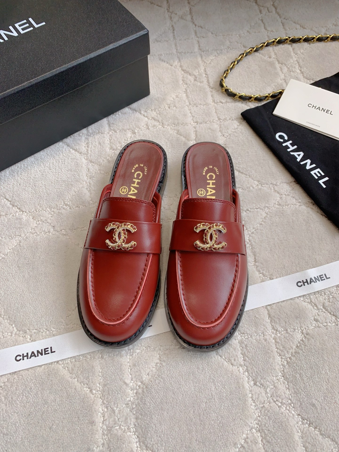 Chanel Mocasines Semi-Destalonados con Logo CC para Mujer, Elegancia y Confort