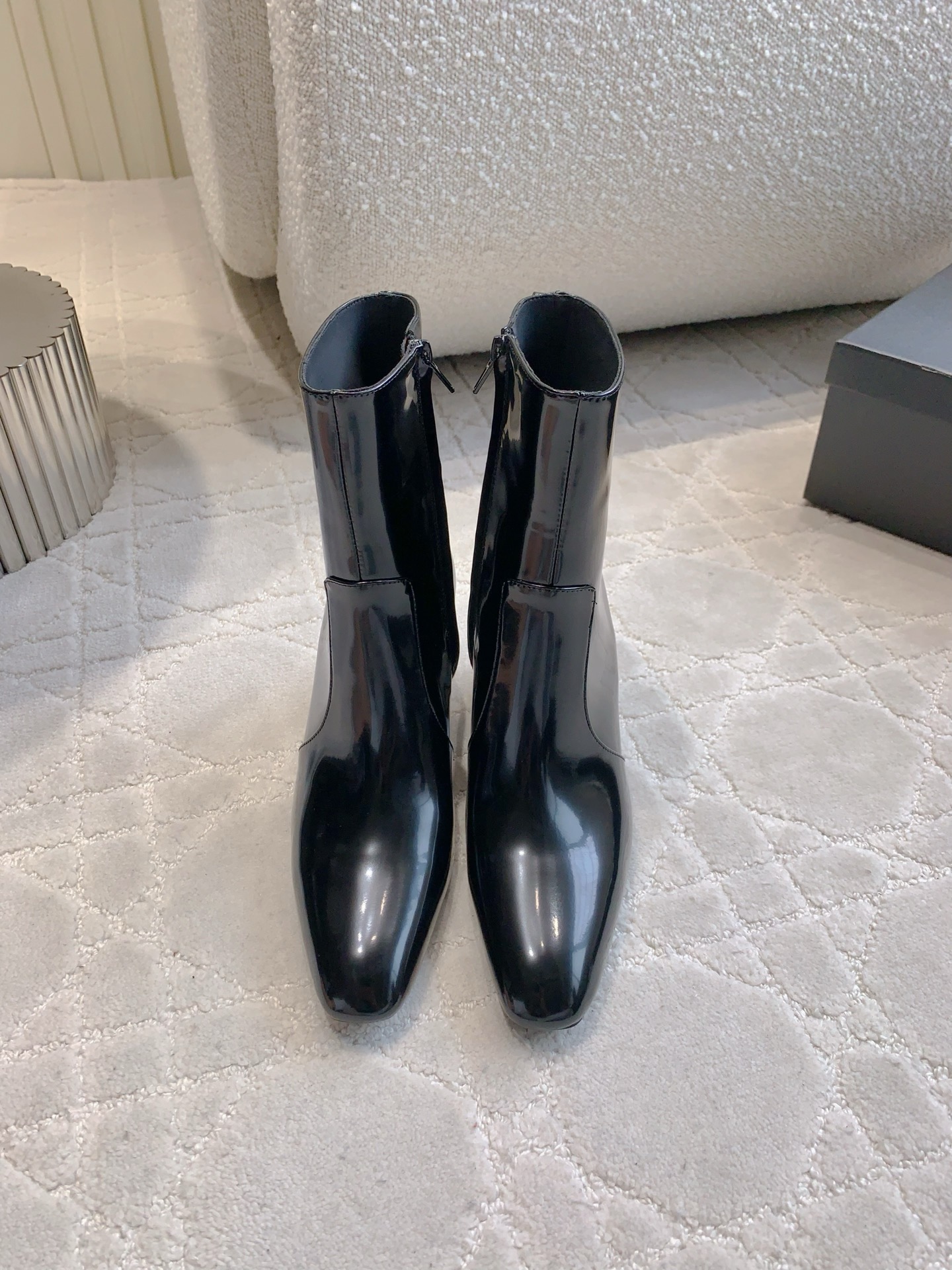 NO:560057,Short boots YSL new high-heeled short boots Original purchase and development Versatile slimming tool for autumn and winter Internal zipper design for easy putting on and taking off Original cowhide for the uppers Sheepskin lining Italian genuine leather outsole Heel height 7cm Size 35-39 (40 custom-made), boots, saint laurent, boots, cowhide, sheepskin, Leather soles19860909短靴长靴 YSL新款高跟短靴 原版购入开发 秋冬百搭显瘦神器 内侧拉链设计方便穿脱  鞋面原版牛皮 内里垫脚羊皮 意大利真皮大底 跟高7cm 尺码35-39（40定做）,靴子,saint laurent,boots,cowhide,sheepskin,Leather soles,Women's Shoes