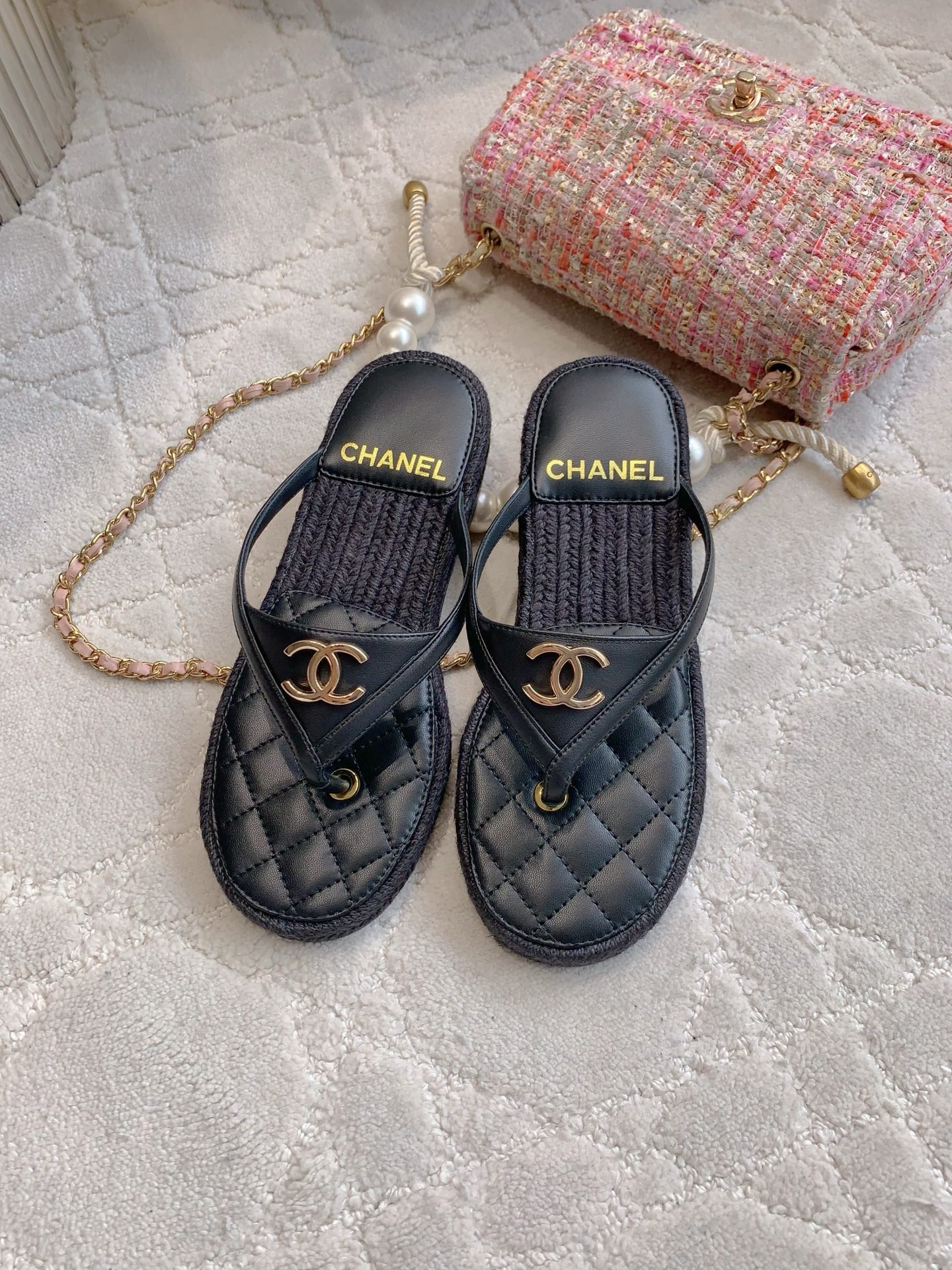 NO:420159,CHANE's newest straw weaving clip-toe flip-flops. The high-end feeling of Xiangjia always makes people feel capitalized. It looks simple and very high-end on the feet. Absolutely girly. Comfortable and easy to wear. Upper lambskin. Inner footbed sheepskin. Original open-molded sole. Size 35-39 (customized for 40 41), split-toe shoes, chanel, chanel, slippers, espadrilles, sheepskin19860909CHANE*新款草编夹趾人字拖鞋 香家高级感这块总让人大写的服气 看起来简单的款式 但上脚就莫名很高级 绝对的少女感 舒适好穿 鞋面小羊皮 内里垫脚羊皮 原版开模大底 尺码35-39（40 41定做）,分趾鞋,chanel,chanel,slippers,espadrilles,sheepskin,Women's Shoes