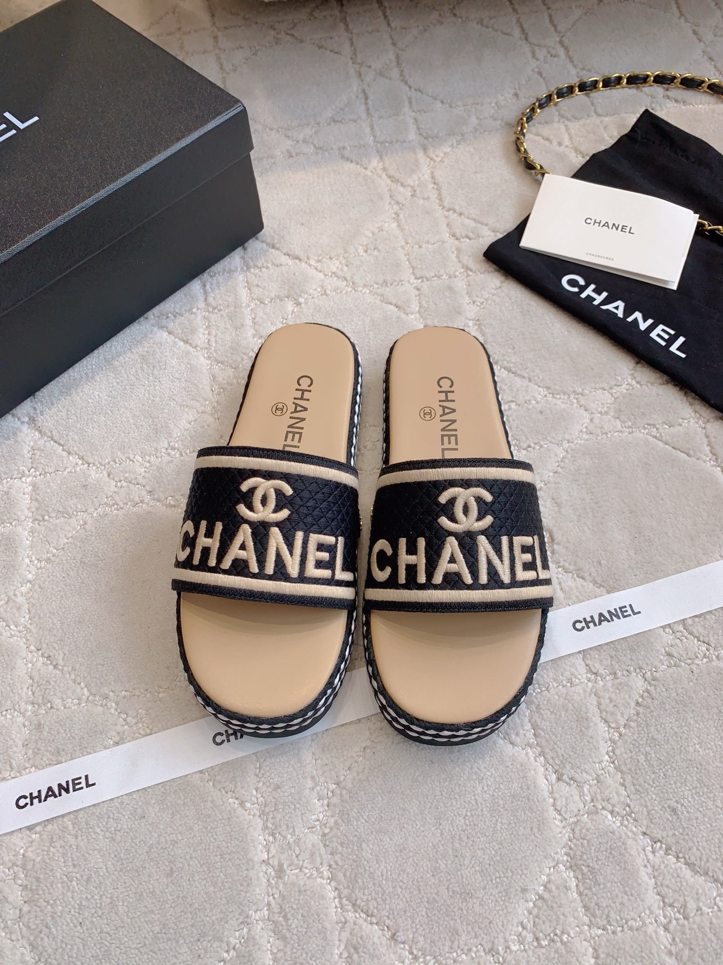 NO:420201,Chane's newest thick-soled embroidered slippers, classic vacation style, letter logo decoration simple and refreshing, versatile items, size 35-39 (40 41 customized), slippers, chanel, slippers19860909Chane*新款厚底刺绣拖鞋 经典度假风 字母logo装饰简约清爽 百搭单品 尺码35-39（40 41 定做）,拖鞋,chanel,slippers,Women's Shoes