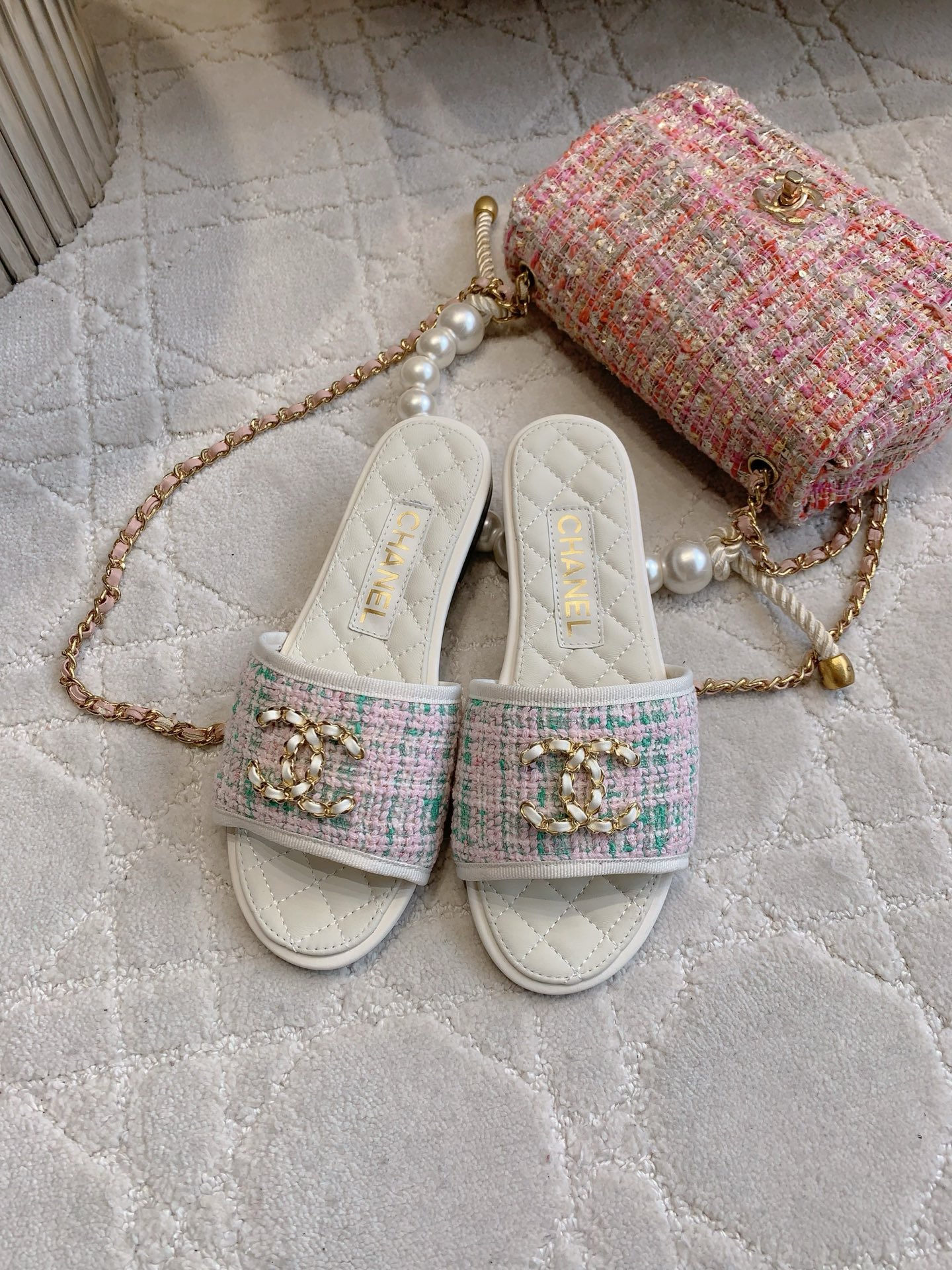 NO:424826,Chane's newest flat slippers, classic vacation style, double C logo decoration simple and refreshing, versatile items, upper tweed/denim, inner foot pad sheepskin, Italian leather outsole, size 35-39 (40 41 custom made), slippers, chanel, slippers, sheepskin, Leather soles19860909Chane*新款平底拖鞋 经典度假风 双Ｃ logo装饰简约清爽 百搭单品 鞋面粗花呢/牛仔布 内里垫脚羊皮 意大利真皮大底 尺码35-39（40 41定做）,拖鞋,chanel,slippers,sheepskin,Leather soles,Women's Shoes