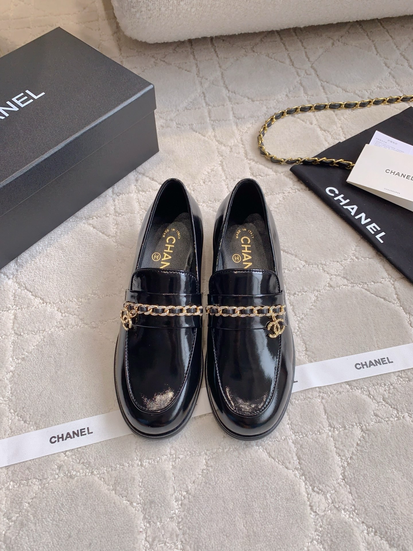 NO:424862,CHANE's newest rhinestone chain loafers, classic and outdated shoe shape, exquisite and high-end sense with double C-model logo, college style versatile and age-reducing, all kinds of outfits can be controlled, cowhide upper, inner footbed sheepskin Italian leather outsole size 35-39 (customized for 40 41), loafers, chanel, loafers, cowhide, sheepskin, Leather soles19860909CHANE*新款水钻链条乐福鞋 经典不过时的鞋型 搭配双C开模logo精致的高级感 学院风百搭又减龄 各种穿搭都能驾驭 鞋面牛皮 内里垫脚羊皮 意大利真皮大底 尺码35-39（40 41定做）,乐福鞋,chanel,loafers,cowhide,sheepskin,Leather soles,Women's Shoes