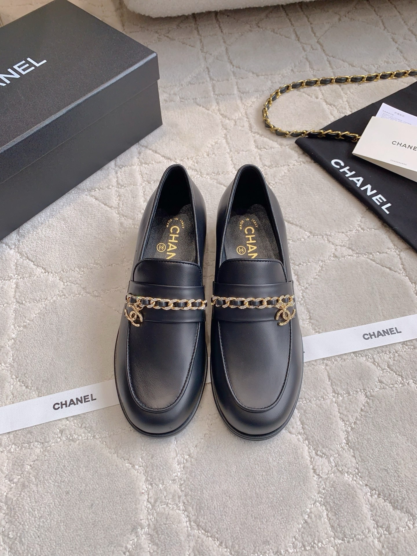 NO:424871,CHANE's newest rhinestone chain loafers, classic and outdated shoe shape, exquisite and high-end sense with double C-model logo, college style versatile and age-reducing, all kinds of outfits can be controlled, cowhide upper, inner footbed sheepskin Italian leather outsole size 35-39 (customized for 40 41), loafers, chanel, loafers, cowhide, sheepskin, Leather soles19860909CHANE*新款水钻链条乐福鞋 经典不过时的鞋型 搭配双C开模logo精致的高级感 学院风百搭又减龄 各种穿搭都能驾驭 鞋面牛皮 内里垫脚羊皮 意大利真皮大底 尺码35-39（40 41定做）,乐福鞋,chanel,loafers,cowhide,sheepskin,Leather soles,Women's Shoes