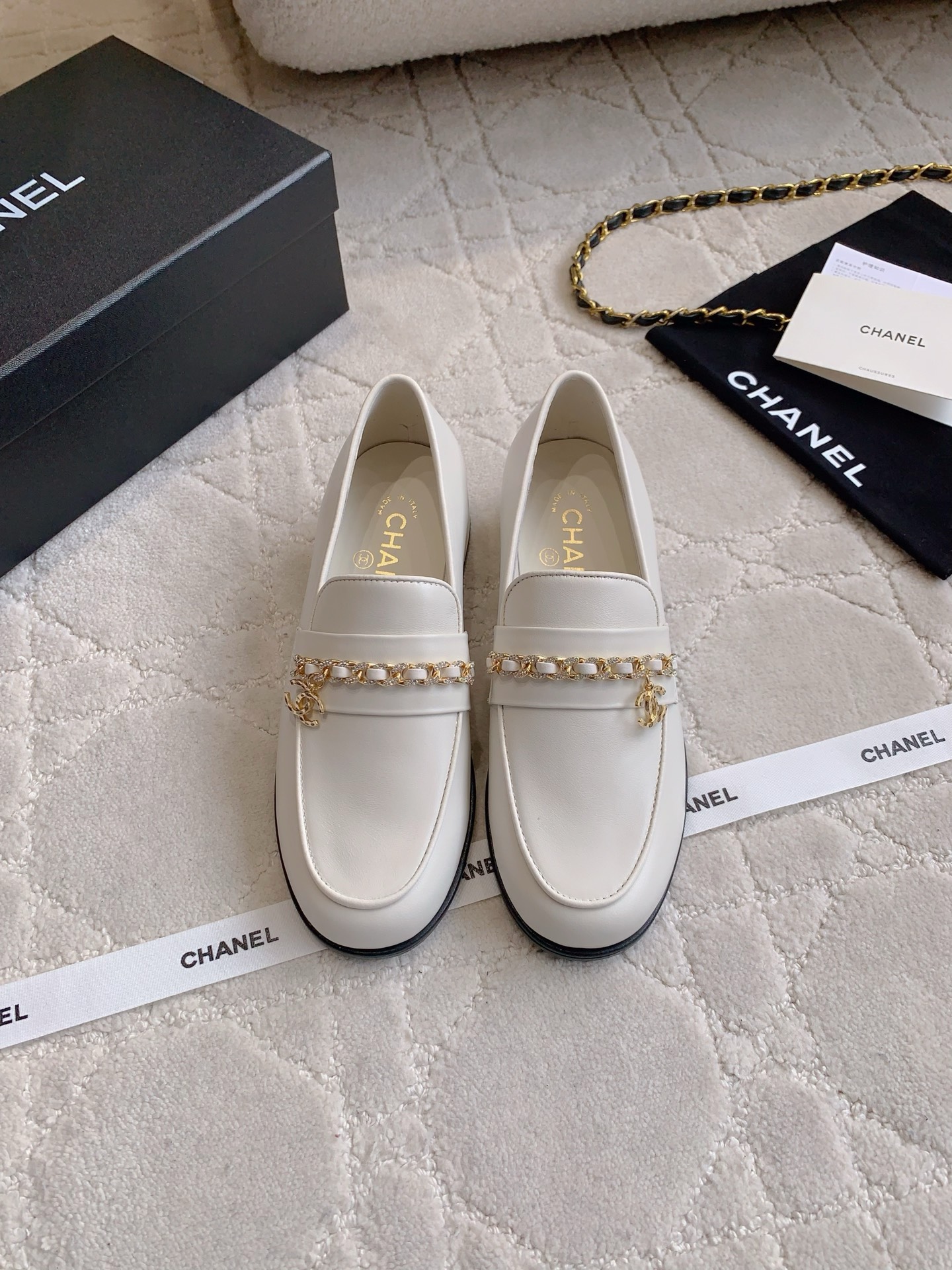 NO:424880,CHANE's newest rhinestone chain loafers, classic and outdated shoe shape, exquisite and high-end sense with double C-model logo, college style versatile and age-reducing, all kinds of outfits can be controlled, cowhide upper, inner footbed sheepskin Italian leather outsole size 35-39 (customized for 40 41), loafers, chanel, loafers, cowhide, sheepskin, Leather soles19860909CHANE*新款水钻链条乐福鞋 经典不过时的鞋型 搭配双C开模logo精致的高级感 学院风百搭又减龄 各种穿搭都能驾驭 鞋面牛皮 内里垫脚羊皮 意大利真皮大底 尺码35-39（40 41定做）,乐福鞋,chanel,loafers,cowhide,sheepskin,Leather soles,Women's Shoes