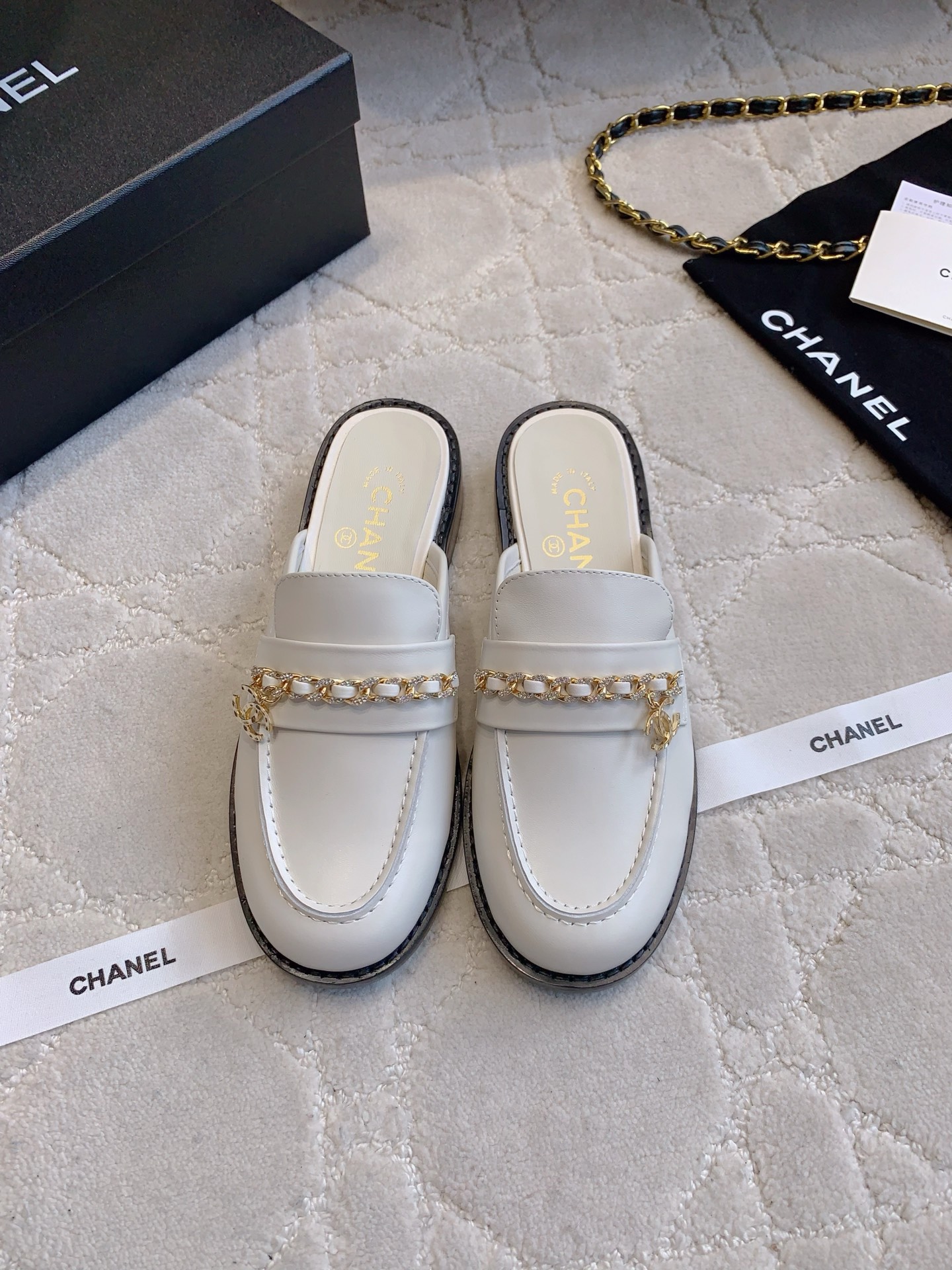 NO:420191,CHANE's newest rhinestone chain loafer semi-slippers, classic and outdated shoe shape, exquisite and high-end sense with double C-model logo, college style versatile and age-reducing, all kinds of outfits can be controlled, cowhide upper, inner footbed sheepskin Italian leather outsole size 35-39 (customized for 40 41), loafer semi-trailer, chanel, loafers, slippers, cowhide, sheepskin, Leather soles19860909CHANE*新款水钻链条乐福半拖鞋 经典不过时的鞋型 搭配双C开模logo精致的高级感 学院风百搭又减龄 各种穿搭都能驾驭 鞋面牛皮 内里垫脚羊皮 意大利真皮大底 尺码35-39（40 41定做）,乐福鞋半拖,chanel,loafers,slippers,cowhide,sheepskin,Leather soles,Women's Shoes