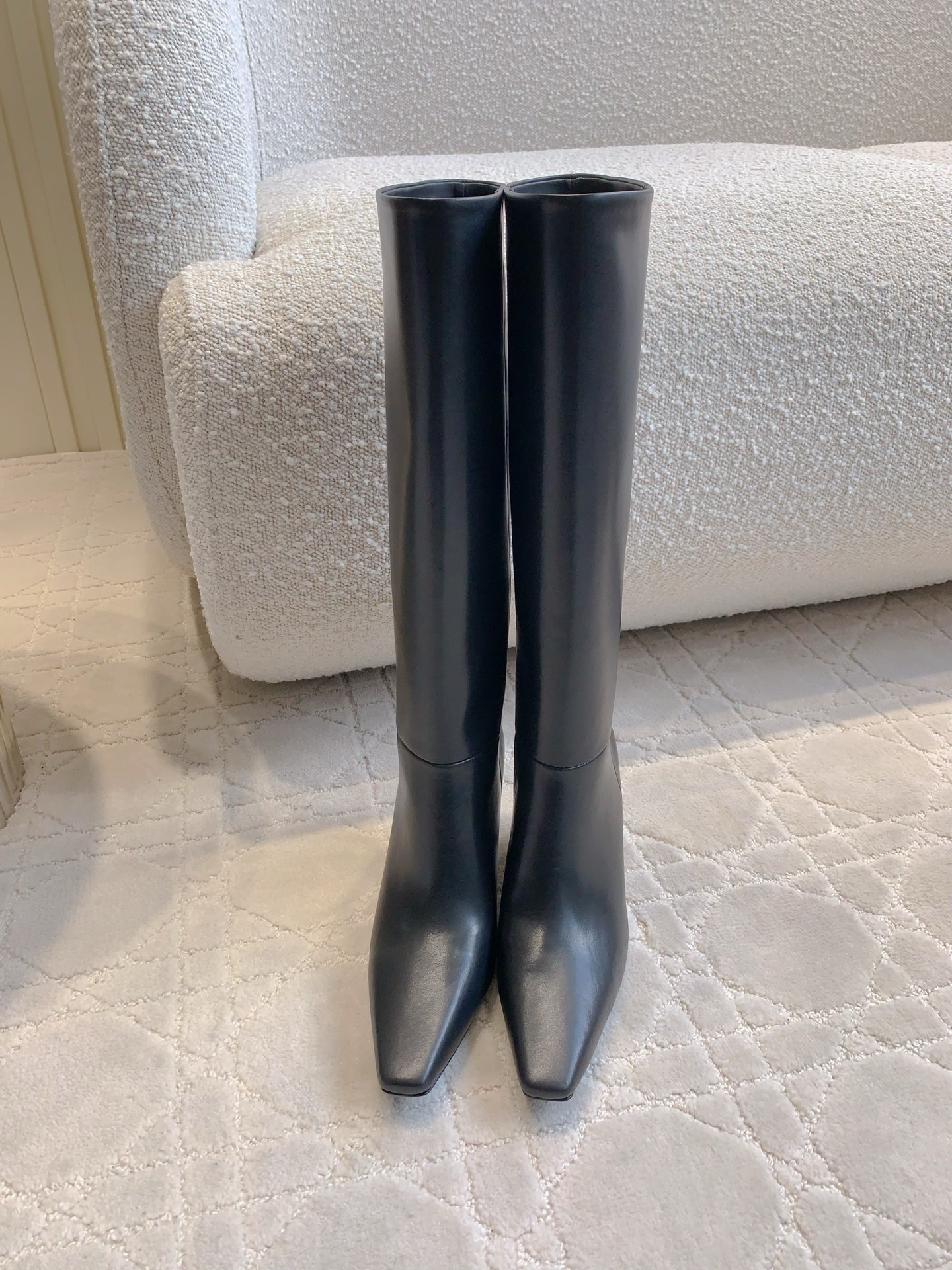 NO:560053,YSL's new high-heeled boots are a versatile tool for slimming down in autumn and winter. The shoe shape is smooth and modifies the leg shape. Full of aura. Original cowhide on the upper. Sheepskin on the lining. Italian genuine leather outsole. Heel height 7cm. Size 35-39 (40 custom-made). Boots, saint laurent, boots, cowhide, sheepskin, Leather soles19860909YSL新款高跟长靴 秋冬百搭显瘦神器 鞋型流畅修饰腿型 气场十足 鞋面原版牛皮 内里垫脚羊皮 意大利真皮大底 跟高7cm 尺码35-39（40定做）,靴子,saint laurent,boots,cowhide,sheepskin,Leather soles,Women's Shoes