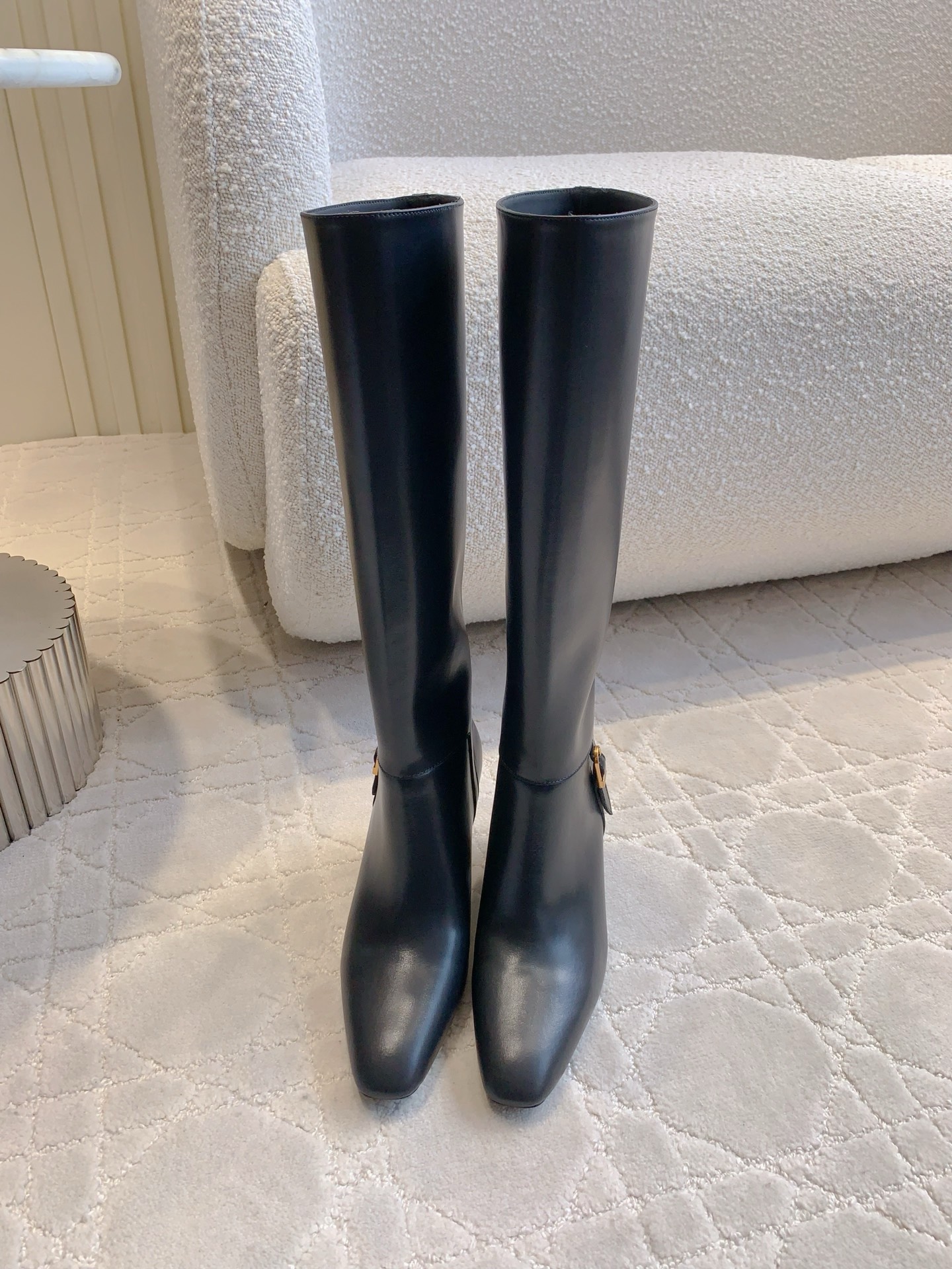 NO:560051,YSL's new high-heeled boots are a versatile tool for slimming down in autumn and winter. The shape of the shoes is smooth and modifies the leg shape. Full of aura. Original cowhide on the upper. Sheepskin on the lining. Italian genuine leather outsole. Heel height 7.5cm. Size 35-39 (40 custom-made). Boots, saint laurent, boots, cowhide, sheepskin, Leather soles19860909YSL新款高跟长靴 秋冬百搭显瘦神器 鞋型流畅修饰腿型 气场十足 鞋面原版牛皮 内里垫脚羊皮 意大利真皮大底 跟高7.5cm 尺码35-39（40定做）,靴子,saint laurent,boots,cowhide,sheepskin,Leather soles,Women's Shoes