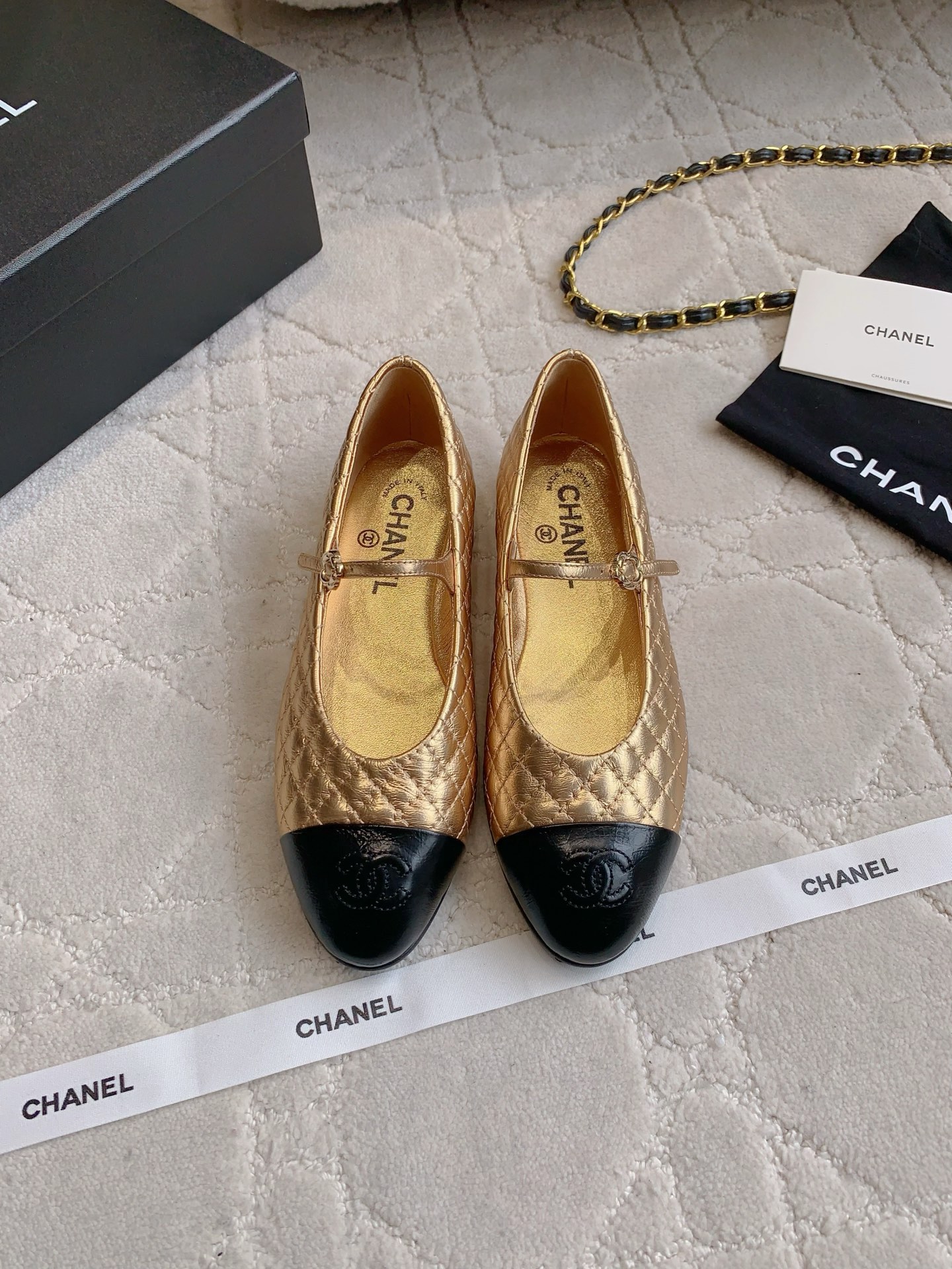 NO:424836,CHANE's newest diamond flat-soled Mary Jane single shoes. The high-end feeling of Xiangjia always makes people feel capitalized. It looks simple and very high-end on the feet. Absolutely girlish. Comfortable and easy to wear. Upper lambskin. Inner footbed sheepskin. Italian leather outsole. Size 35-39 (customized for 40), single shoes, chanel, chanel, mary jane, sheepskin, Leather soles19860909CHANE*新款菱格平底玛丽珍单鞋 香家高级感这块总让人大写的服气 看起来简单的款式 但上脚就莫名很高级 绝对的少女感 舒适好穿 鞋面小羊皮 内里垫脚羊皮 意大利真皮大底 尺码35-39（40定做）,单鞋,chanel,chanel,mary jane,sheepskin,Leather soles,Women's Shoes