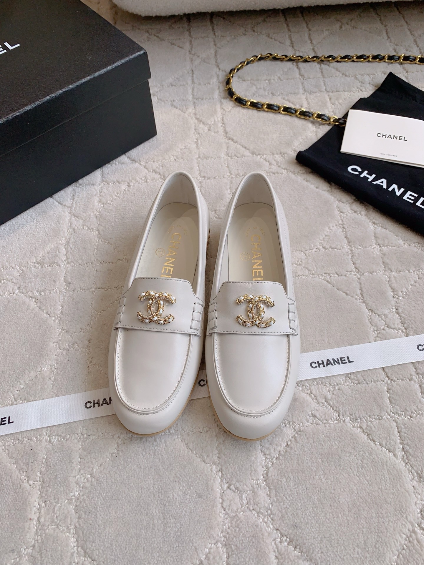 NO:485020,CHANE's newest chain buckle loafers, classic and outdated shoe shape, exquisite and high-end style with double C-model logo, college style versatile and age-reducing, all kinds of outfits can be controlled, cowhide upper, inner footbed sheepskin Italian leather outsole size 35-39 (34 40 41 42 customized), loafers, chanel, loafers, cowhide, sheepskin, Leather soles19860909CHANE*新款链条扣乐福鞋 经典不过时的鞋型 搭配双C开模logo精致的高级感 学院风百搭又减龄 各种穿搭都能驾驭 鞋面牛皮 内里垫脚羊皮 意大利真皮大底 尺码35-39（34 40 41 42定做）,乐福鞋,chanel,loafers,cowhide,sheepskin,Leather soles,Women's Shoes