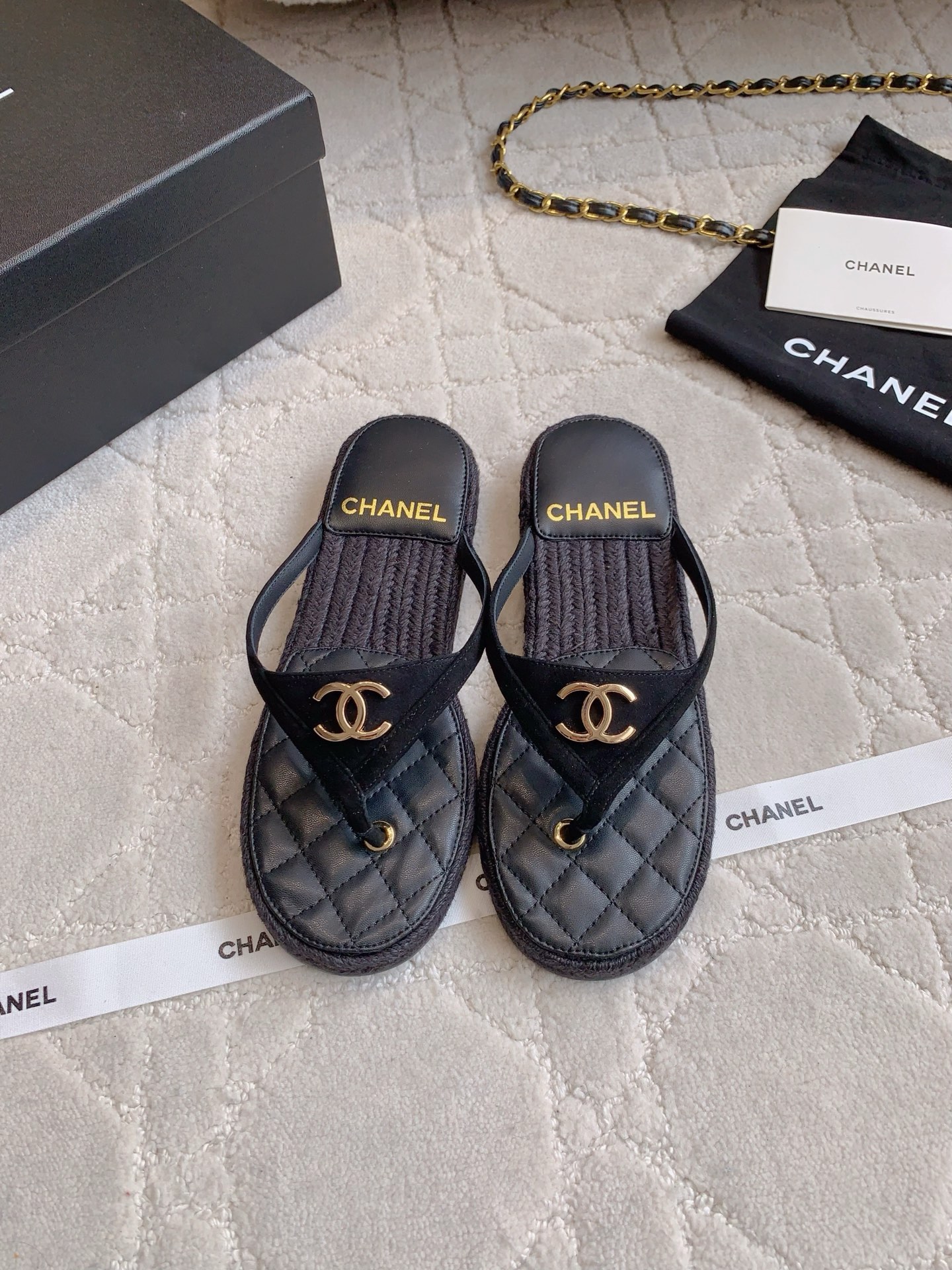 NO:876409,CHANE*'s new straw woven thong flip-flops. Chanel's high-end feel always impresses people. It looks like a simple style, but it feels inexplicably high-end on the feet. Absolutely girly, comfortable and easy to wear. Lambskin upper, sheepskin lining, original molded outsole, size 35-39 (40 41 custom-made), split-toe shoes, chanel, chanel, slippers, espadrilles, sheepskin19860909CHANE*新款草编夹趾人字拖鞋 香家高级感这块总让人大写的服气 看起来简单的款式 但上脚就莫名很高级 绝对的少女感 舒适好穿 鞋面小羊皮 内里垫脚羊皮 原版开模大底 尺码35-39（40 41定做）,分趾鞋,chanel,chanel,slippers,espadrilles,sheepskin,Women's Shoes